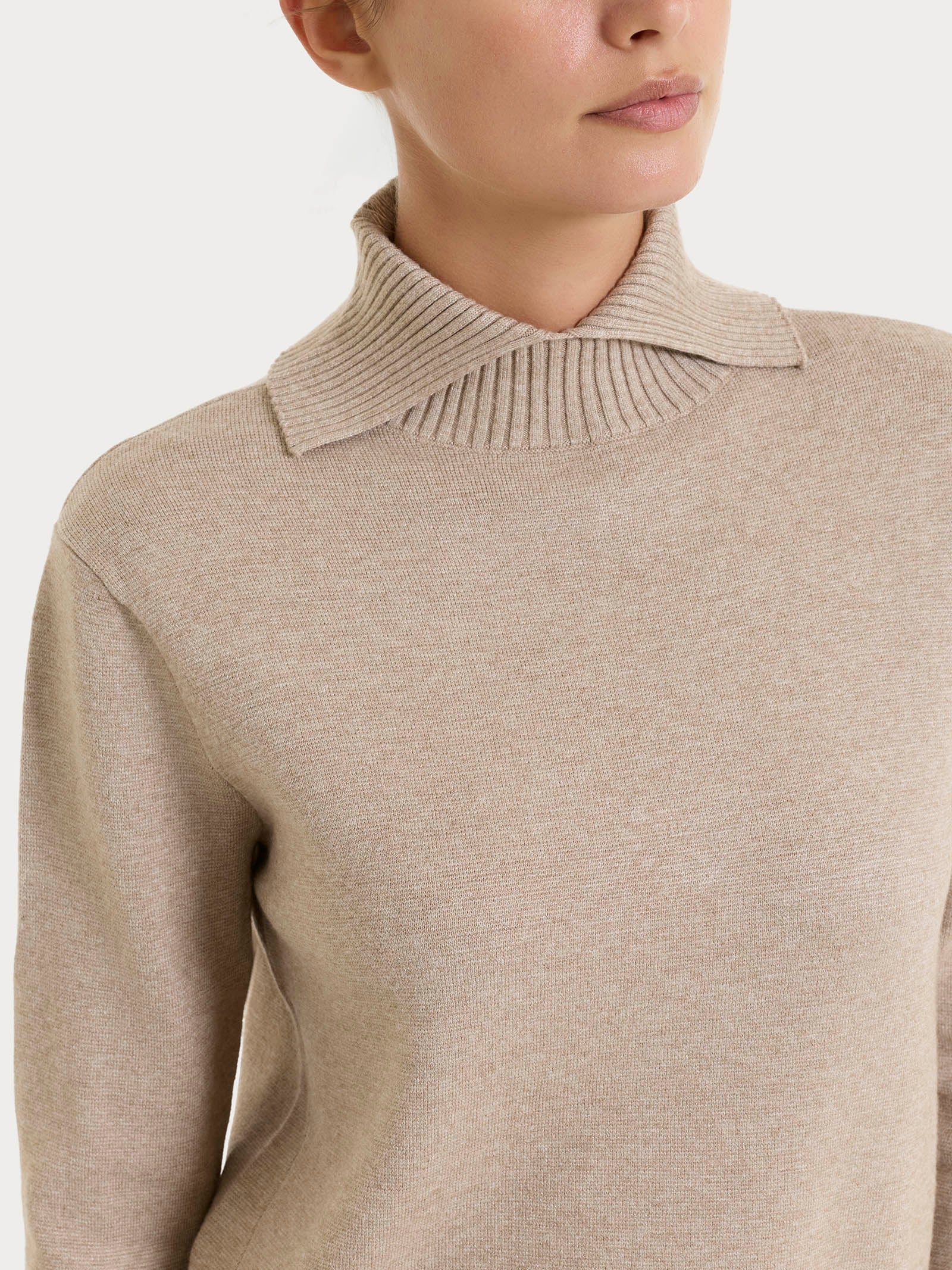 Maglia con collo alto con spacco in Super Soft - Cammello Mel. - Image 3