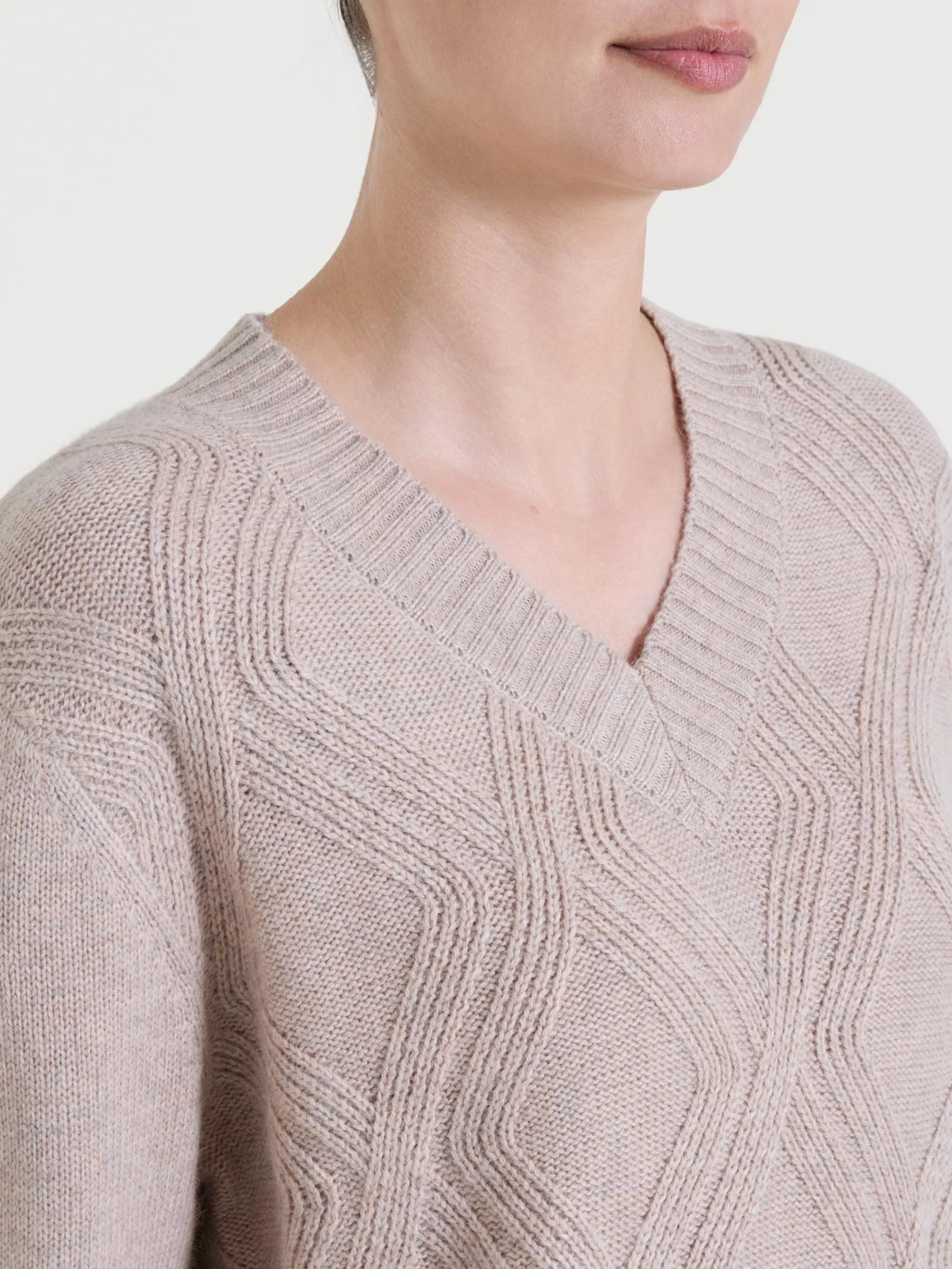 Maglia con scollo a V e con trecce in Natural Soft - Zenzero Mel. - Image 3
