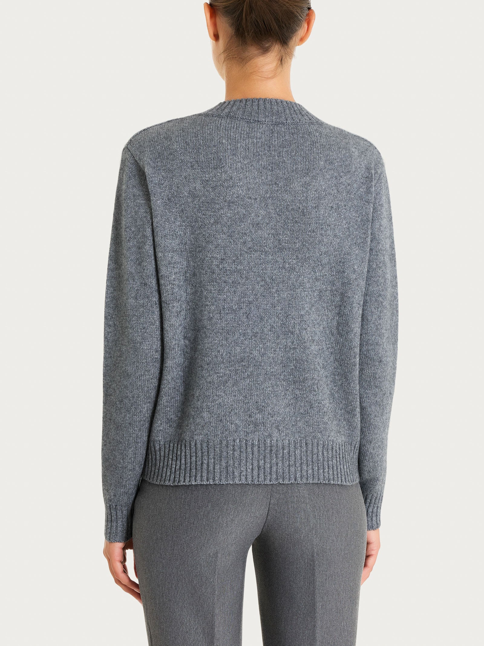 Maglia con scollo a V e con trecce in Natural Soft - Ferro Mel. - Image 2