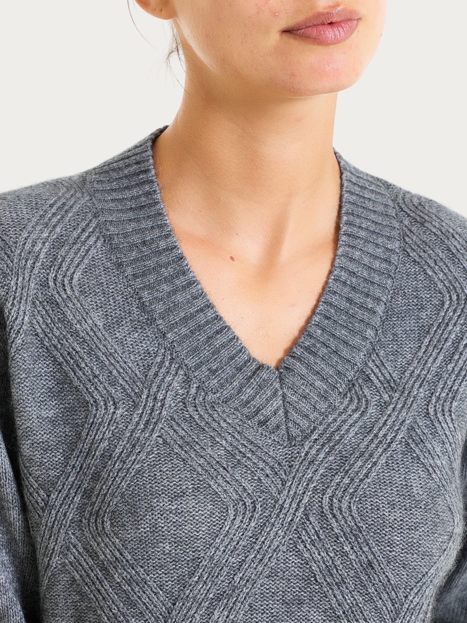 Maglia con scollo a V e con trecce in Natural Soft - Ferro Mel. - Image 3