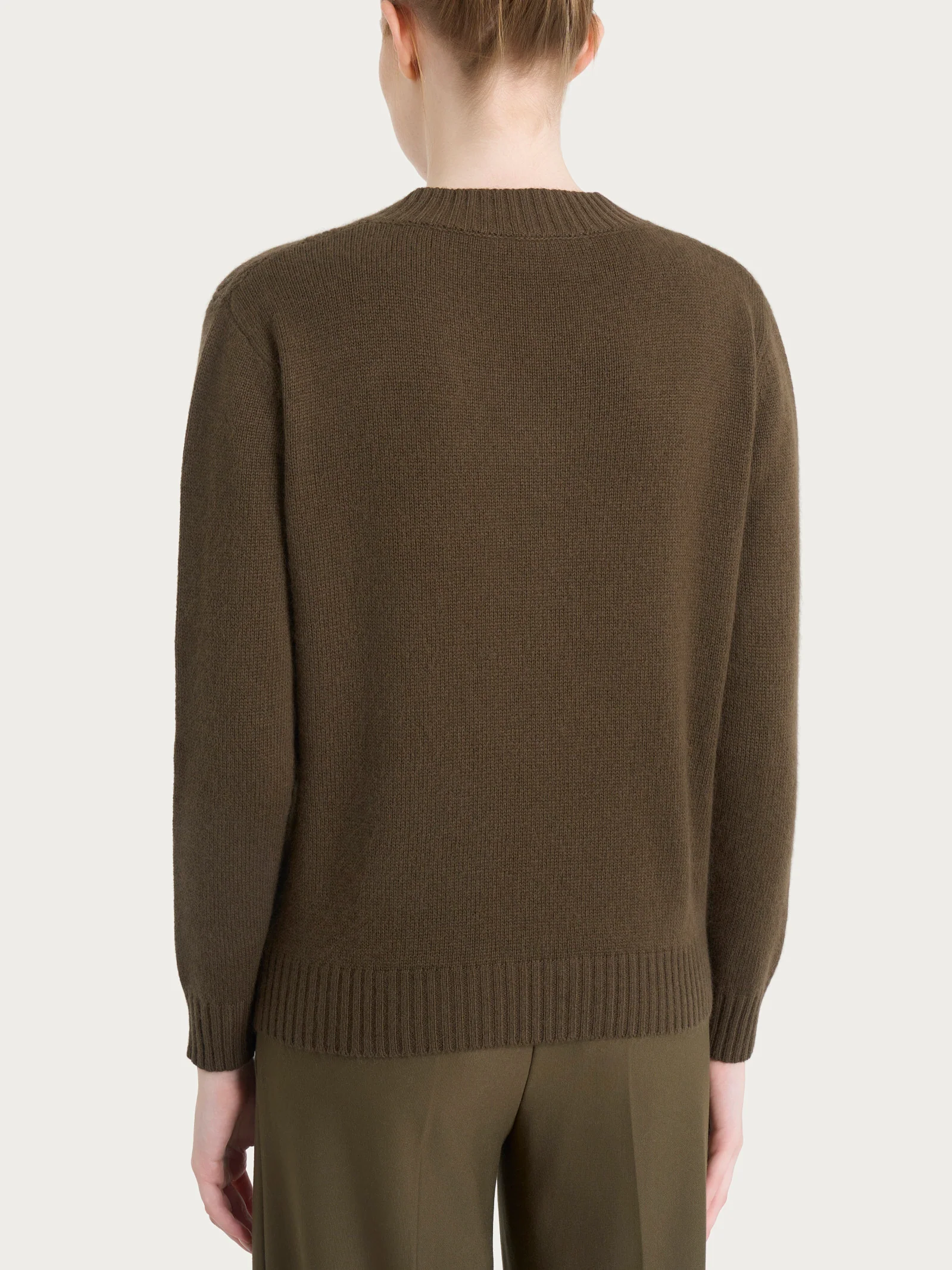 Maglia con scollo a V e con trecce in Natural Soft - Dark Olive - Image 2