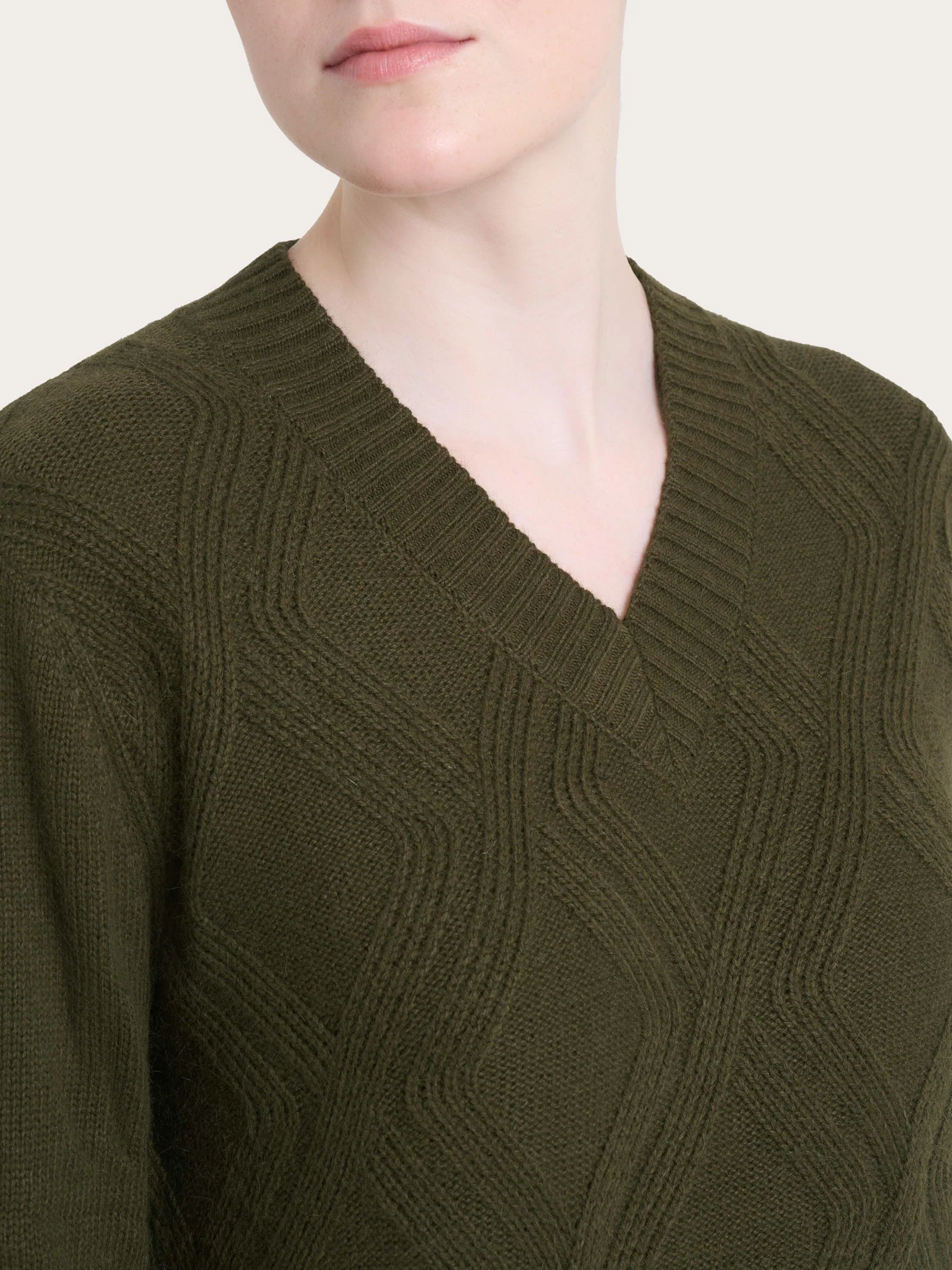 Maglia con scollo a V e con trecce in Natural Soft - Dark Olive - Image 3