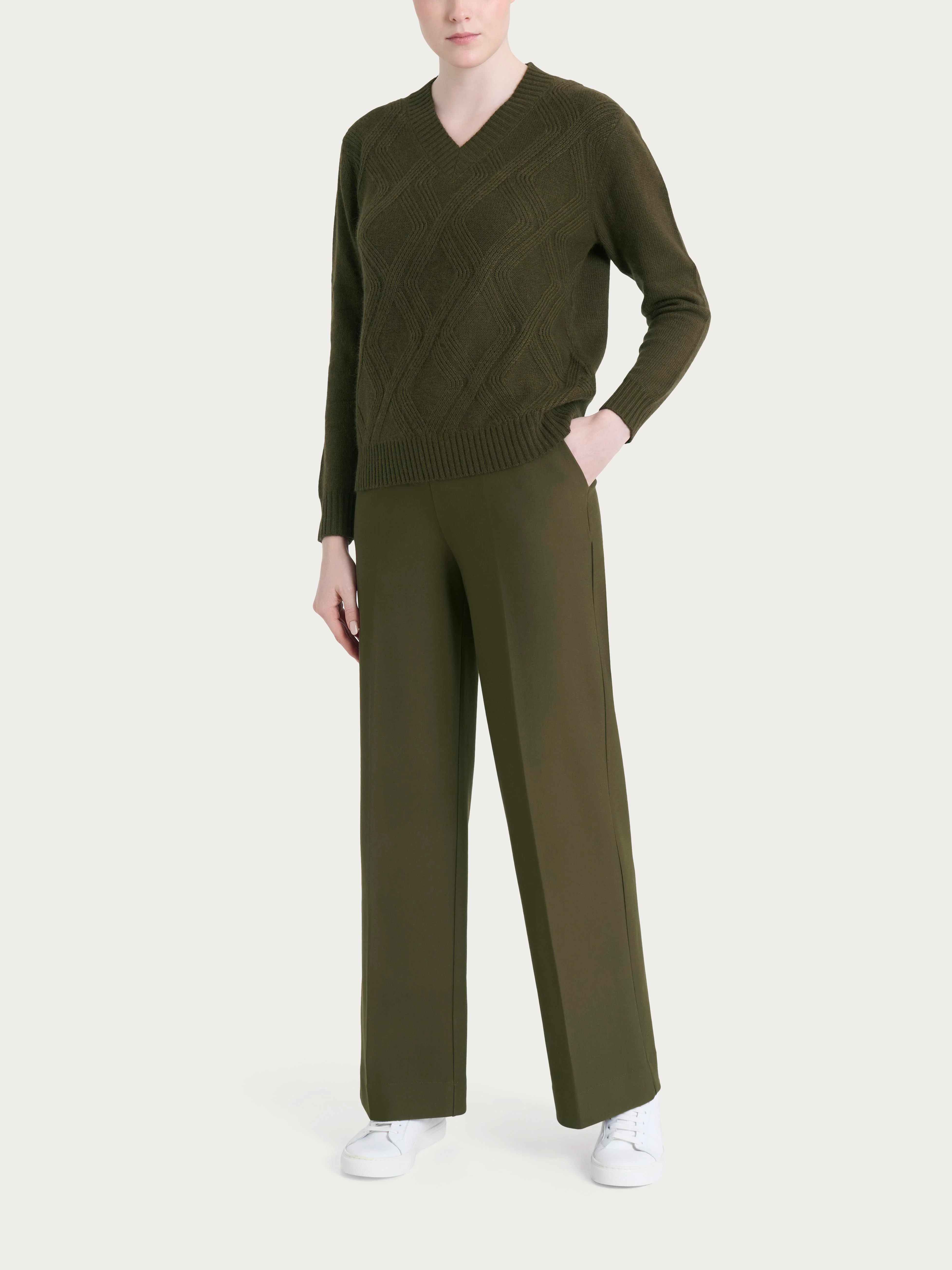 Maglia con scollo a V e con trecce in Natural Soft - Dark Olive - Image 4