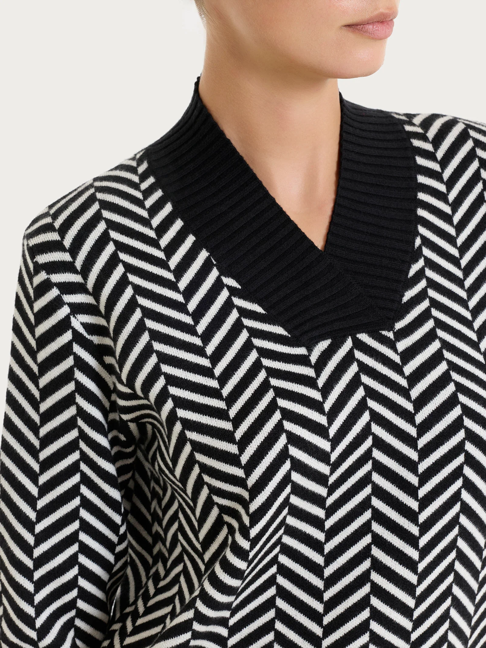 Maglia con scollo a V e fantasia spigata in Super Soft - Fant.Nero - Image 3