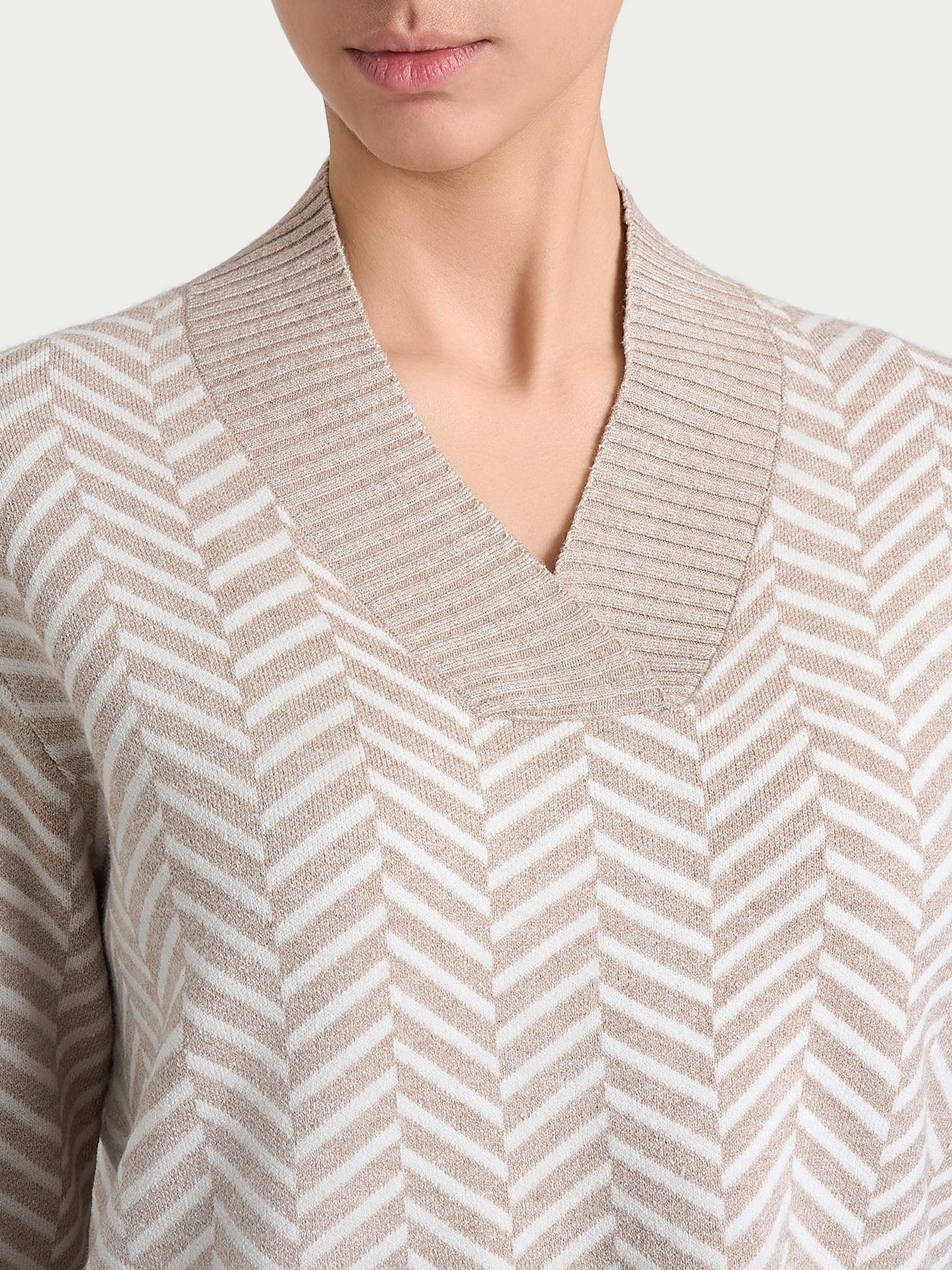 Maglia con scollo a V e fantasia spigata in Super Soft - Fant.Cammello Mel. - Image 4