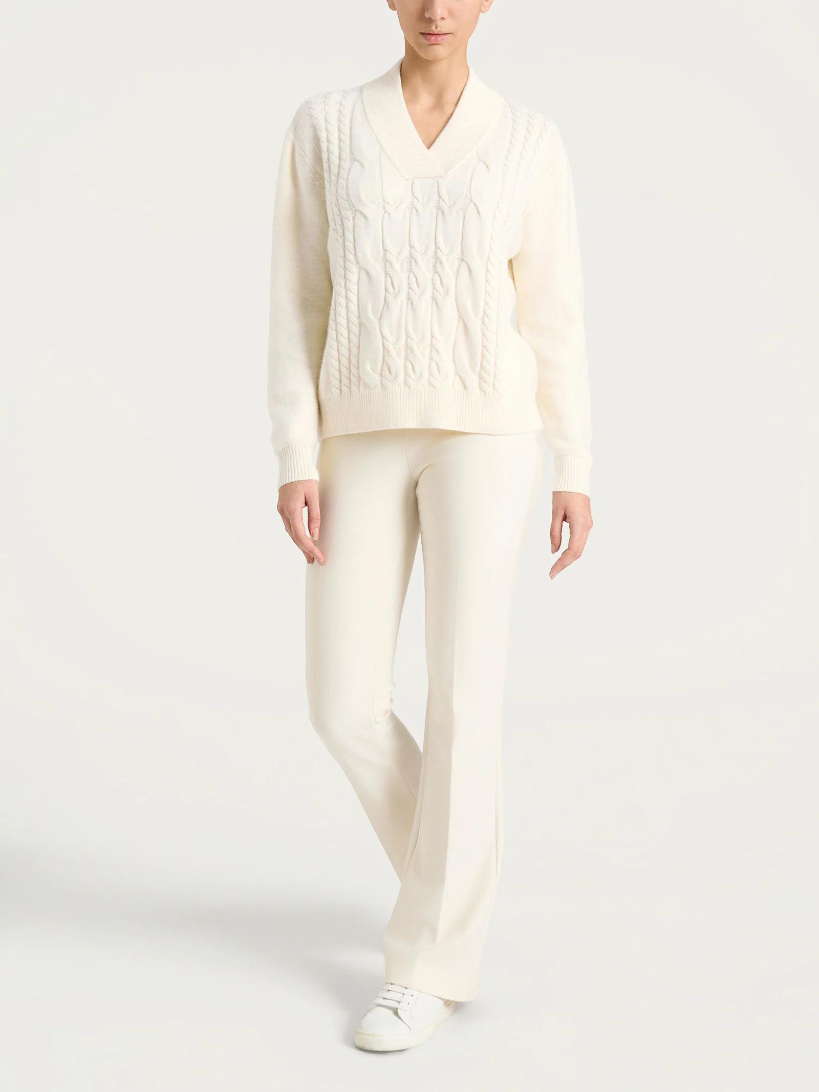 Maglia con scollo a V e trecce alternate in Natural Soft - Avorio - Image 4