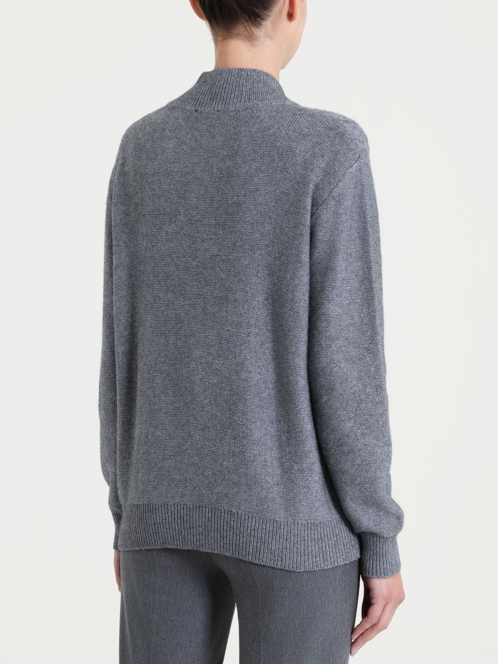 Maglia con scollo a V e trecce alternate in Natural Soft - Ferro Mel. - Image 2