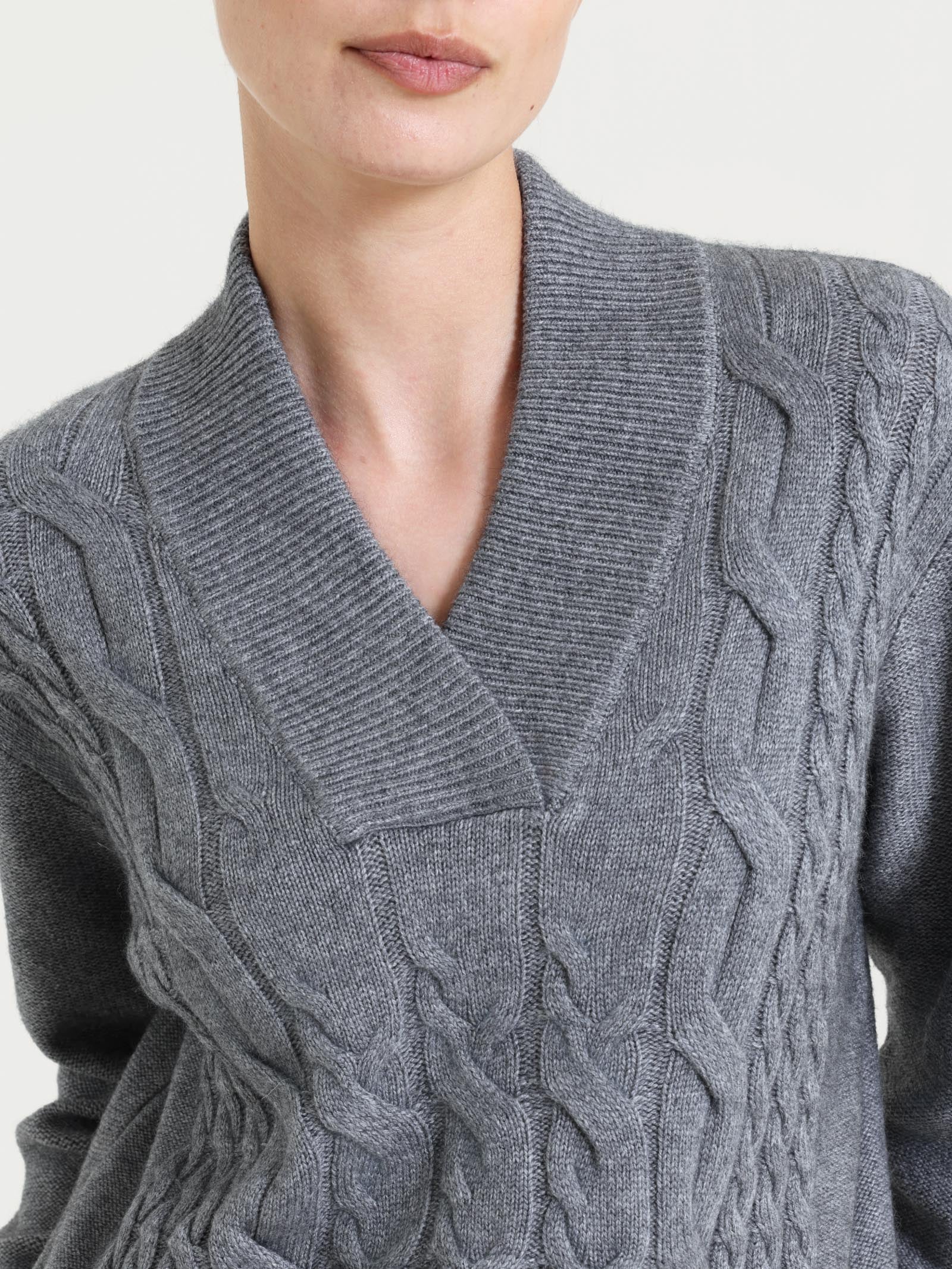 Maglia con scollo a V e trecce alternate in Natural Soft - Ferro Mel. - Image 3