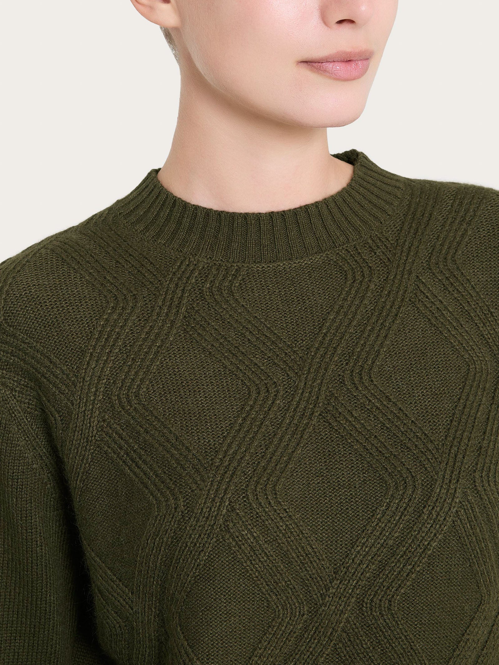Maglia girocollo con trecce in Natural Soft - Dark Olive - Image 3