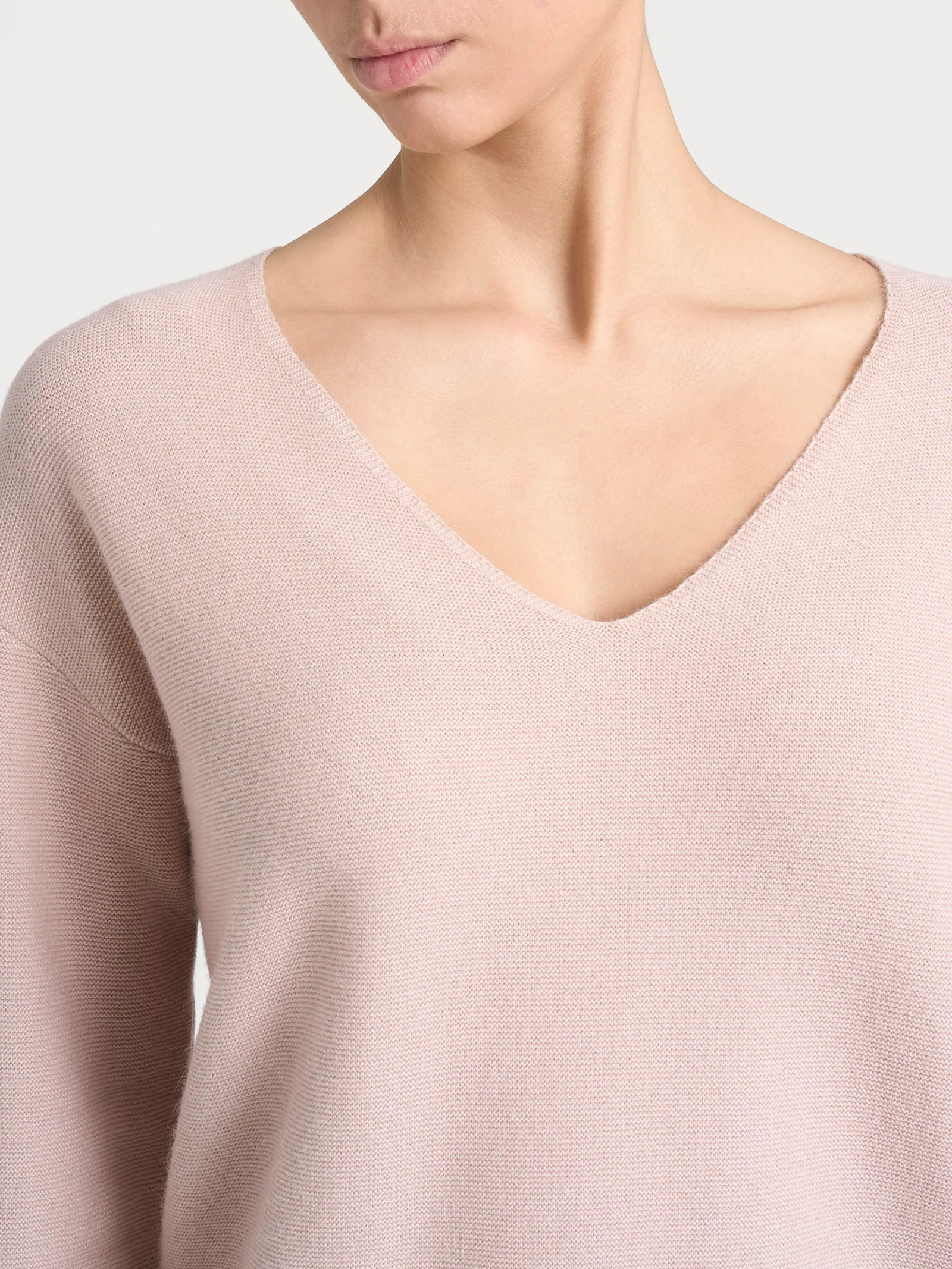 Maglia Punto Links con scollo a V in Natural Soft - Cameo Rose - Image 3