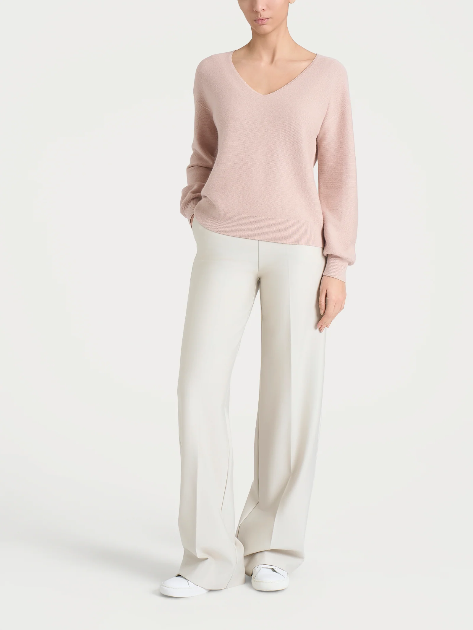 Maglia Punto Links con scollo a V in Natural Soft - Cameo Rose - Image 4