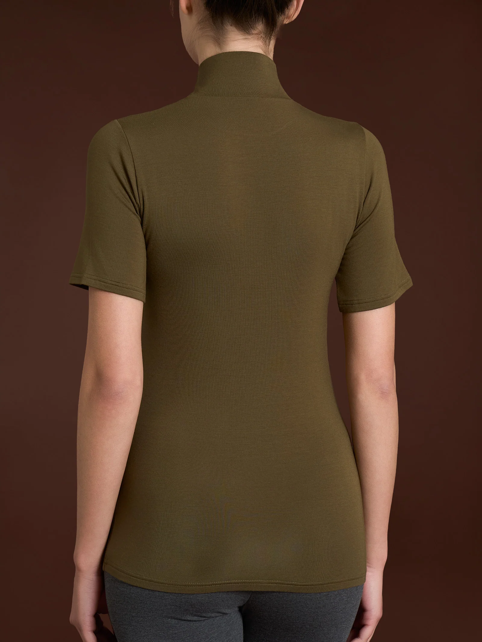 Maglietta collo alto in Eco Viscosa - Dark Olive - Image 2