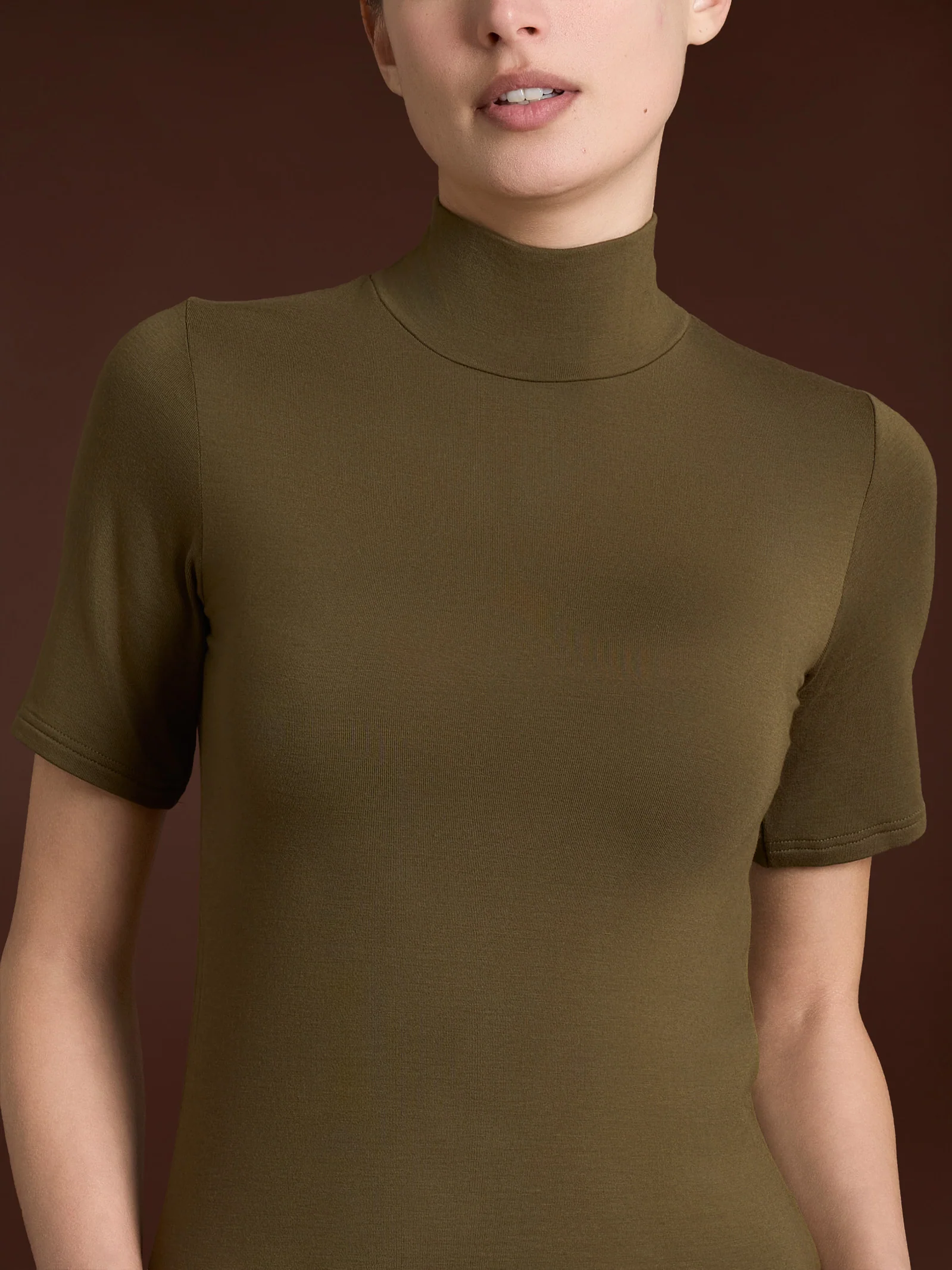 Maglietta collo alto in Eco Viscosa - Dark Olive - Image 3