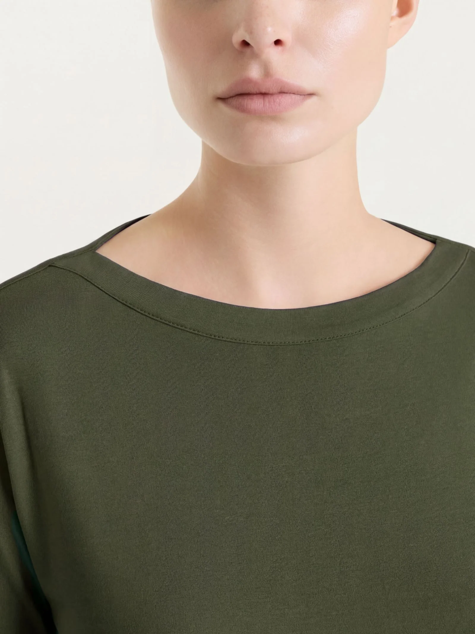 Maglietta con scollo a barchetta in Viscosa Summer - Dark Olive - Image 3