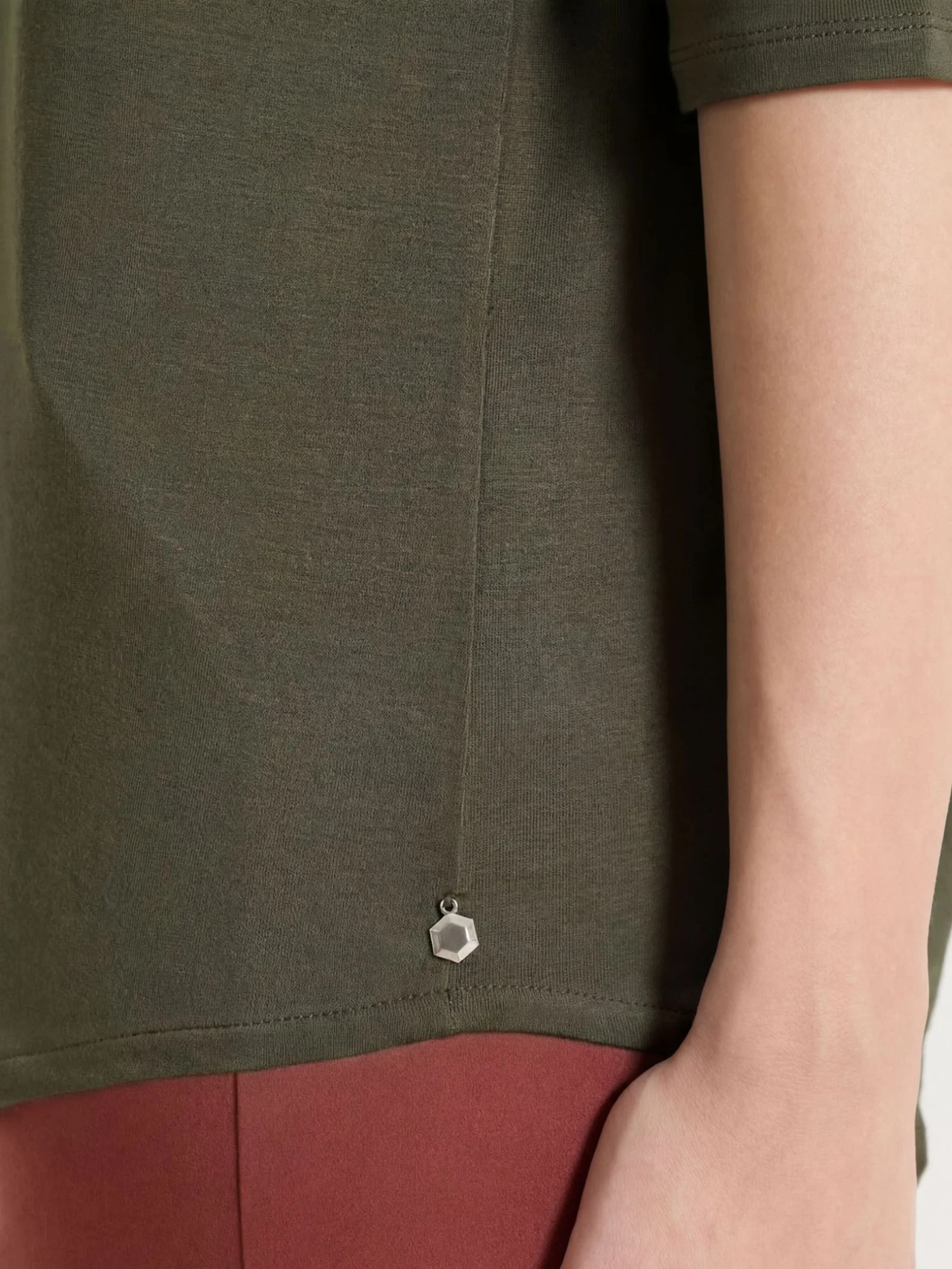Maglietta con scollo a barchetta in Viscosa Summer - Dark Olive - Image 4