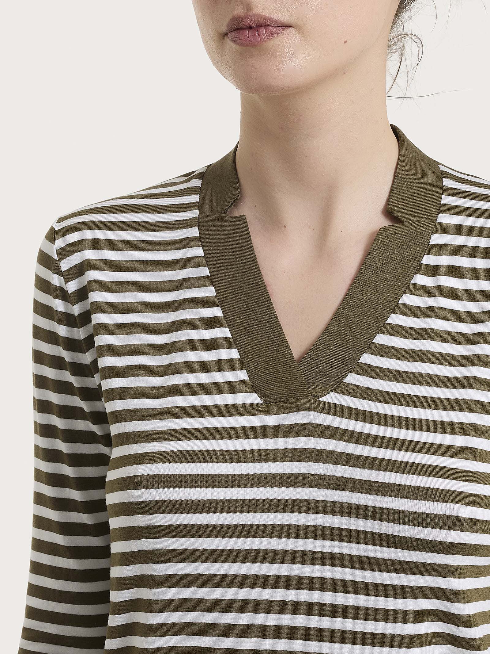 Maglietta con scollo a V a righe in Viscosa Summer - Fant. Dark Olive riga pari - Image 4