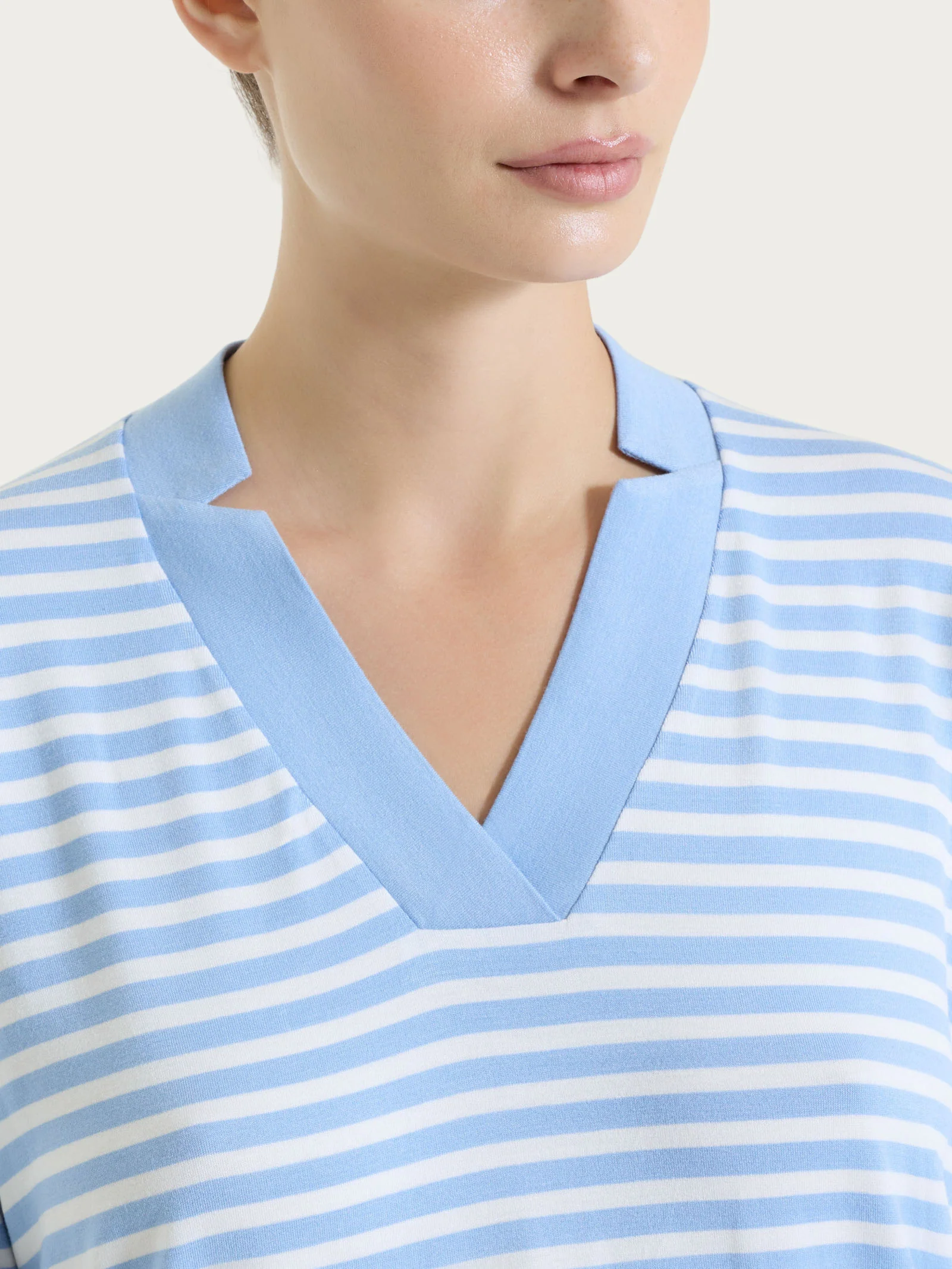 Maglietta con scollo a V a righe in Viscosa Summer - Fant. Bel Air Blue riga pari - Image 4
