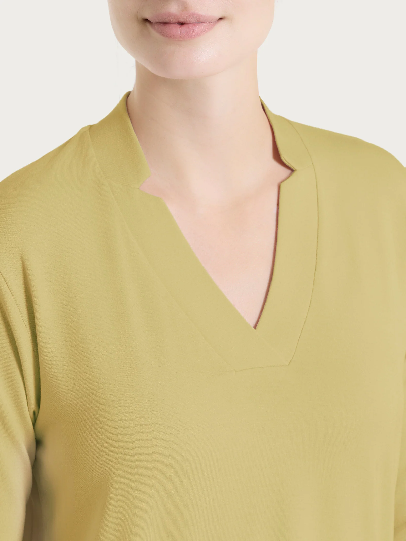 Maglietta con scollo a V in Viscosa Summer - Khaki - Image 4