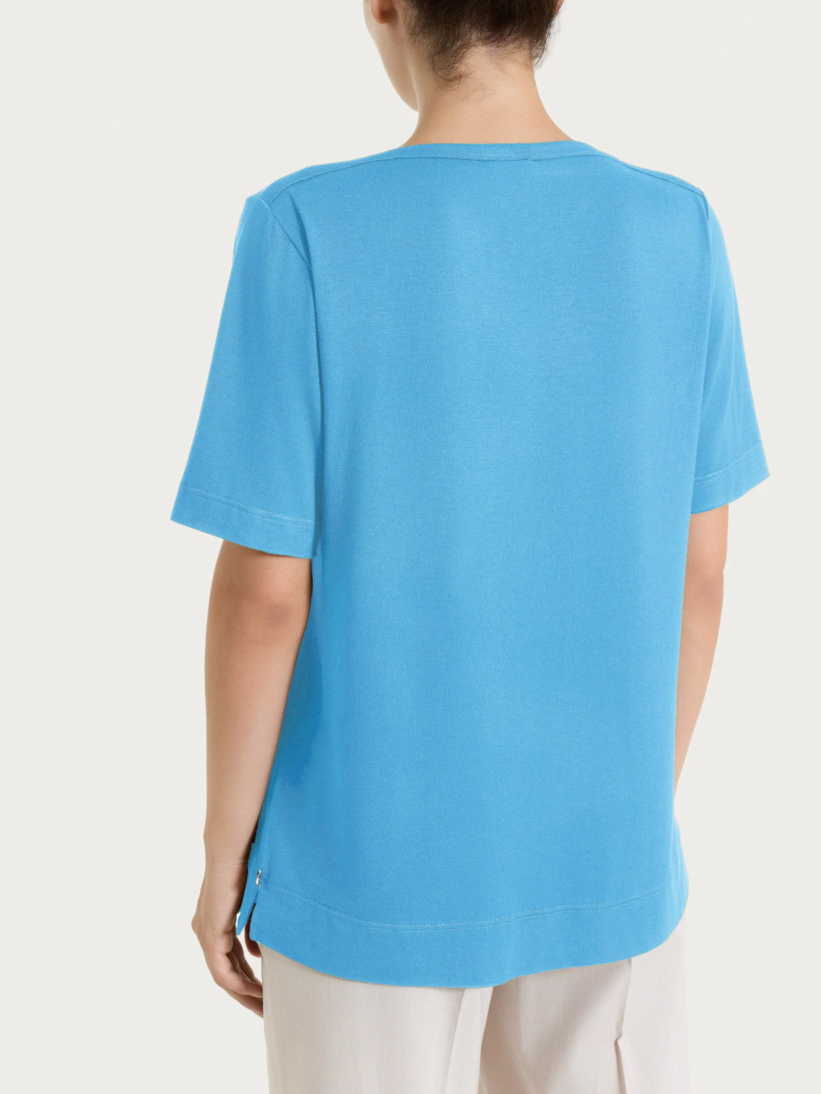 Maglietta con scollo a V in Viscosa Summer - Azure Blue - Image 2