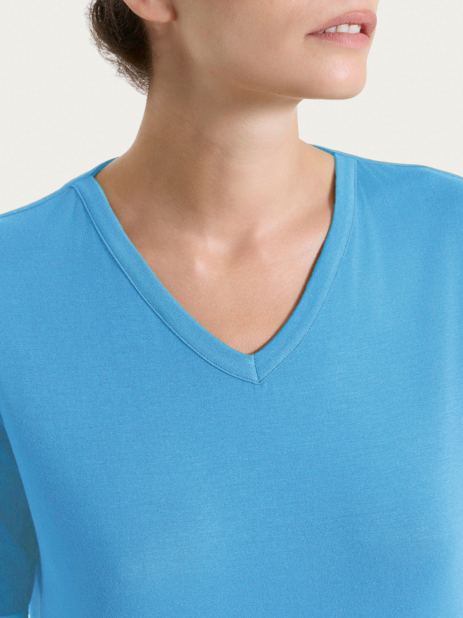 Maglietta con scollo a V in Viscosa Summer - Azure Blue - Image 4