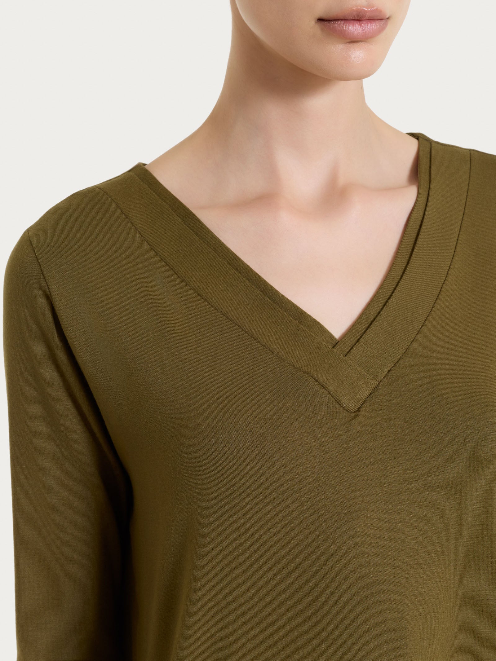Maglietta con scollo a V incrociato e manica 3/4 in Viscosa Summer - Dark Olive - Image 3