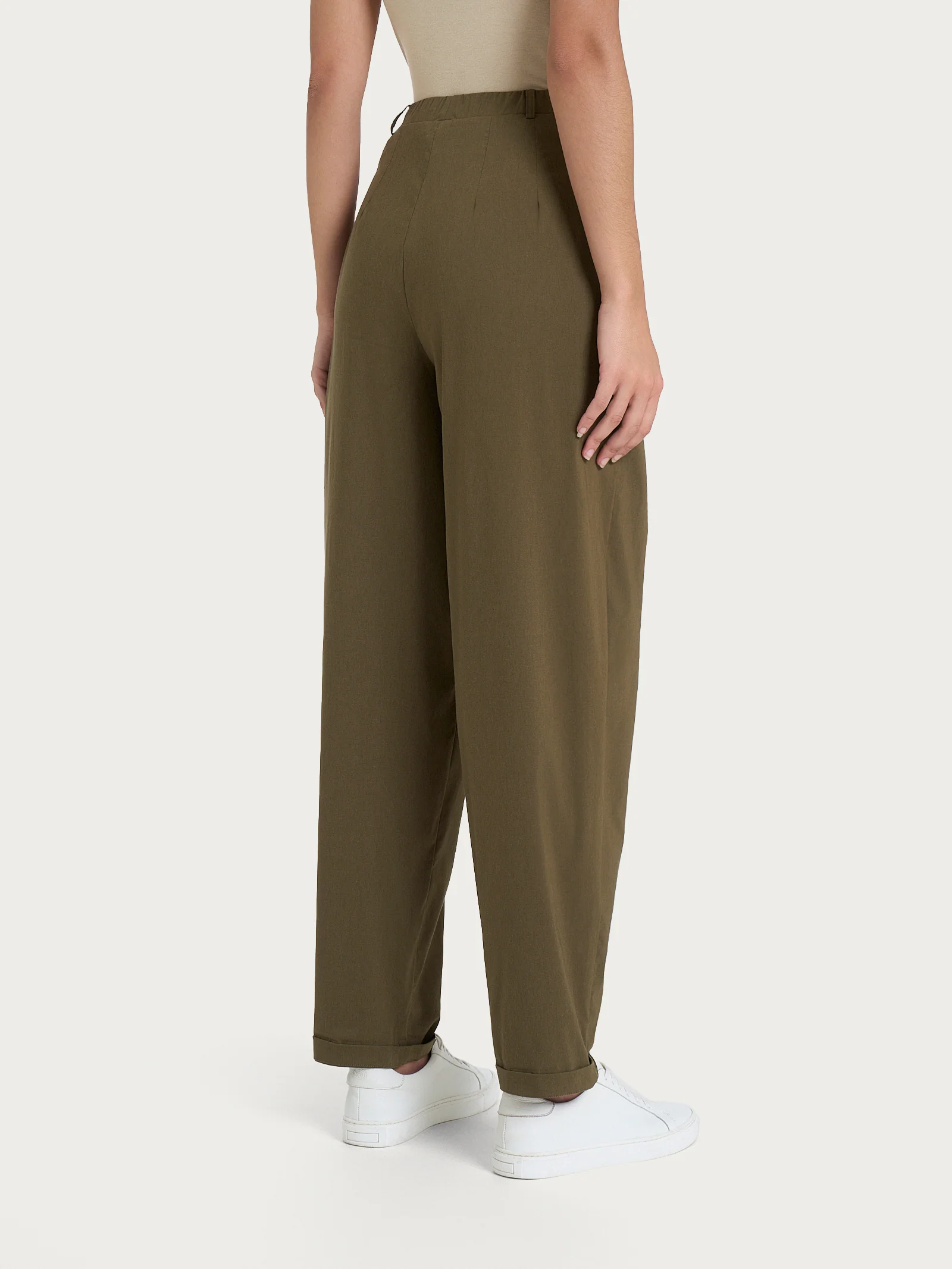 Pantalone a carota con tasche e pinces in Super Fresh - Dark Olive - Image 2