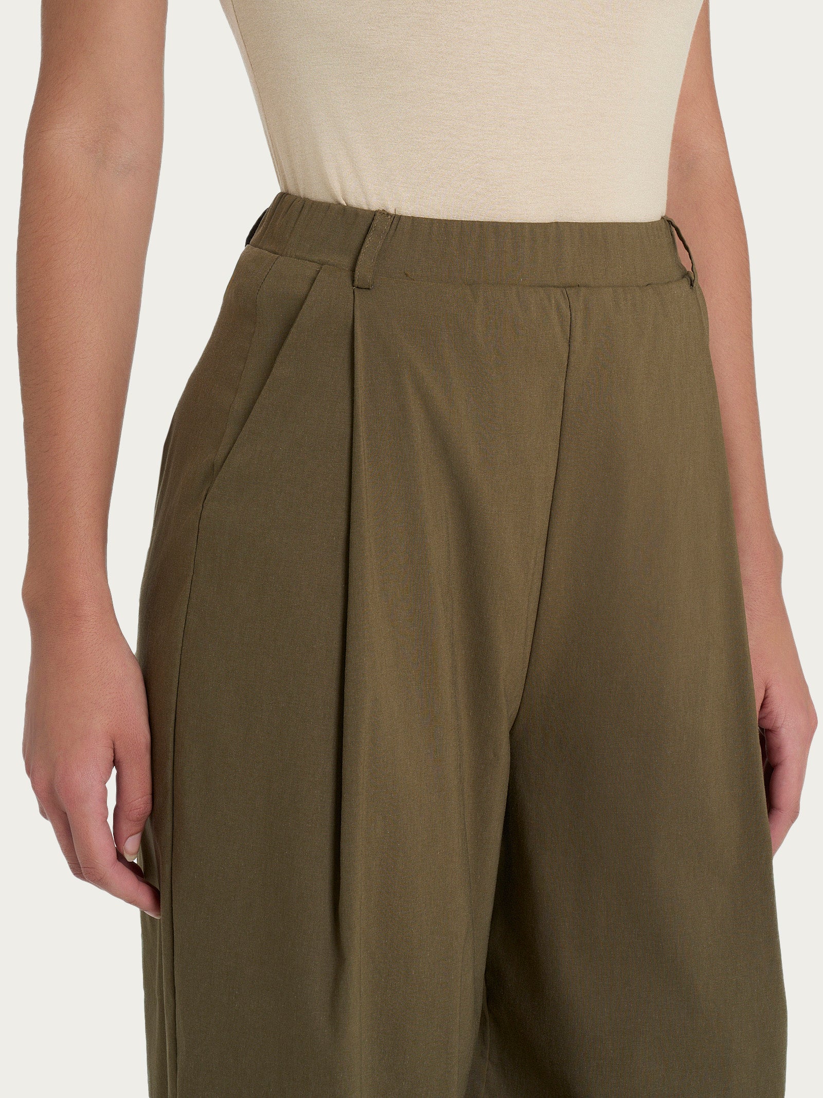 Pantalone a carota con tasche e pinces in Super Fresh - Dark Olive - Image 3