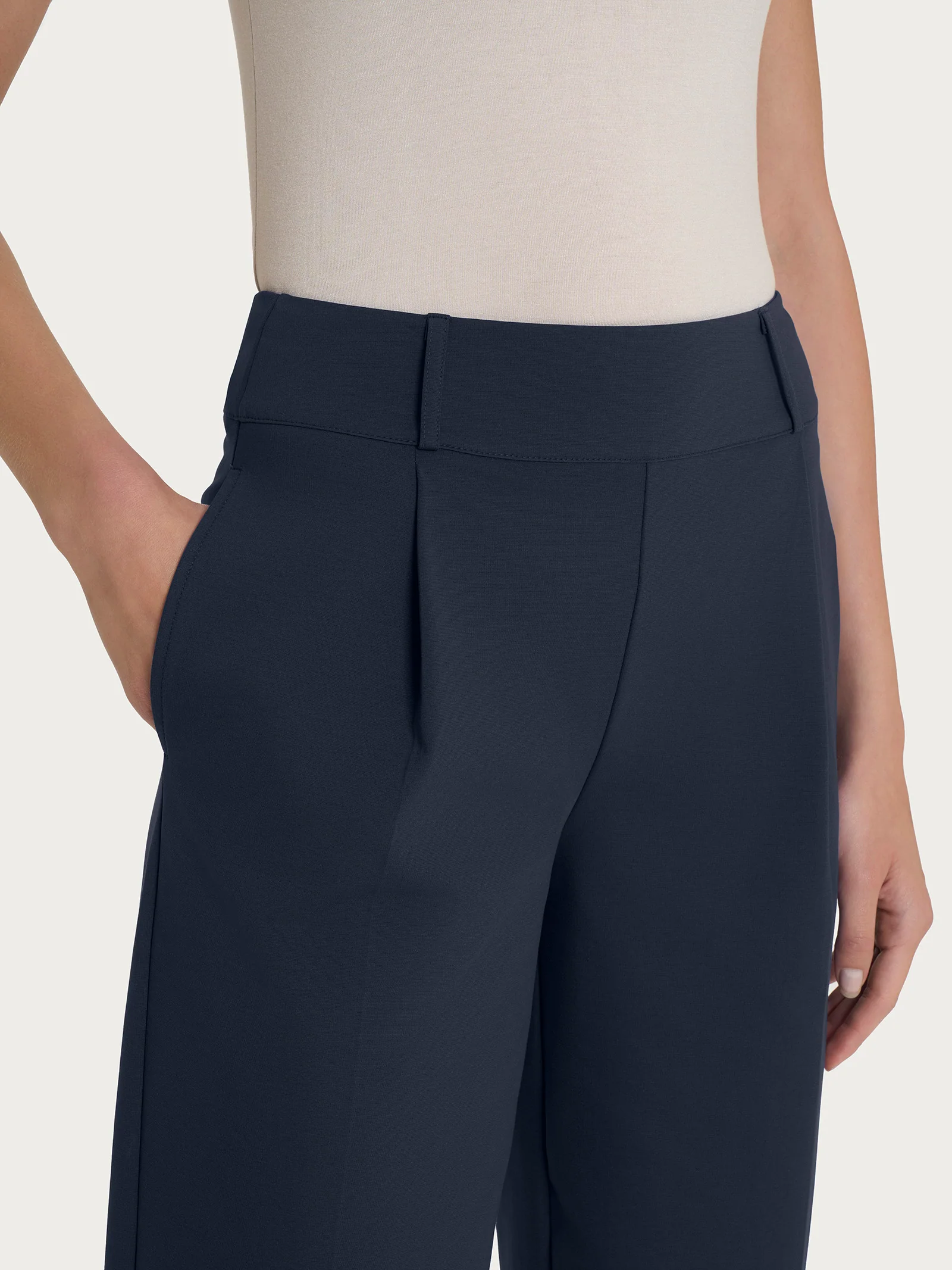 Pantalone a carota con tasche in Compact Light - Bleu - Image 3