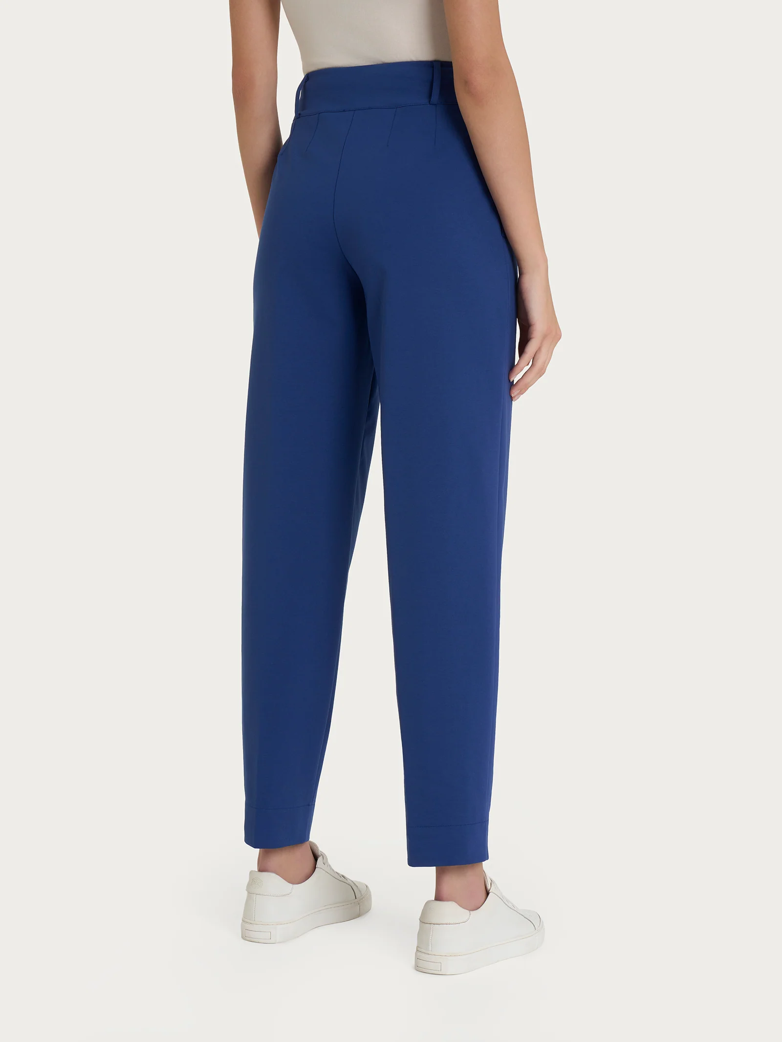 Pantalone a carota con tasche in Compact Light - Blueberry - Image 2