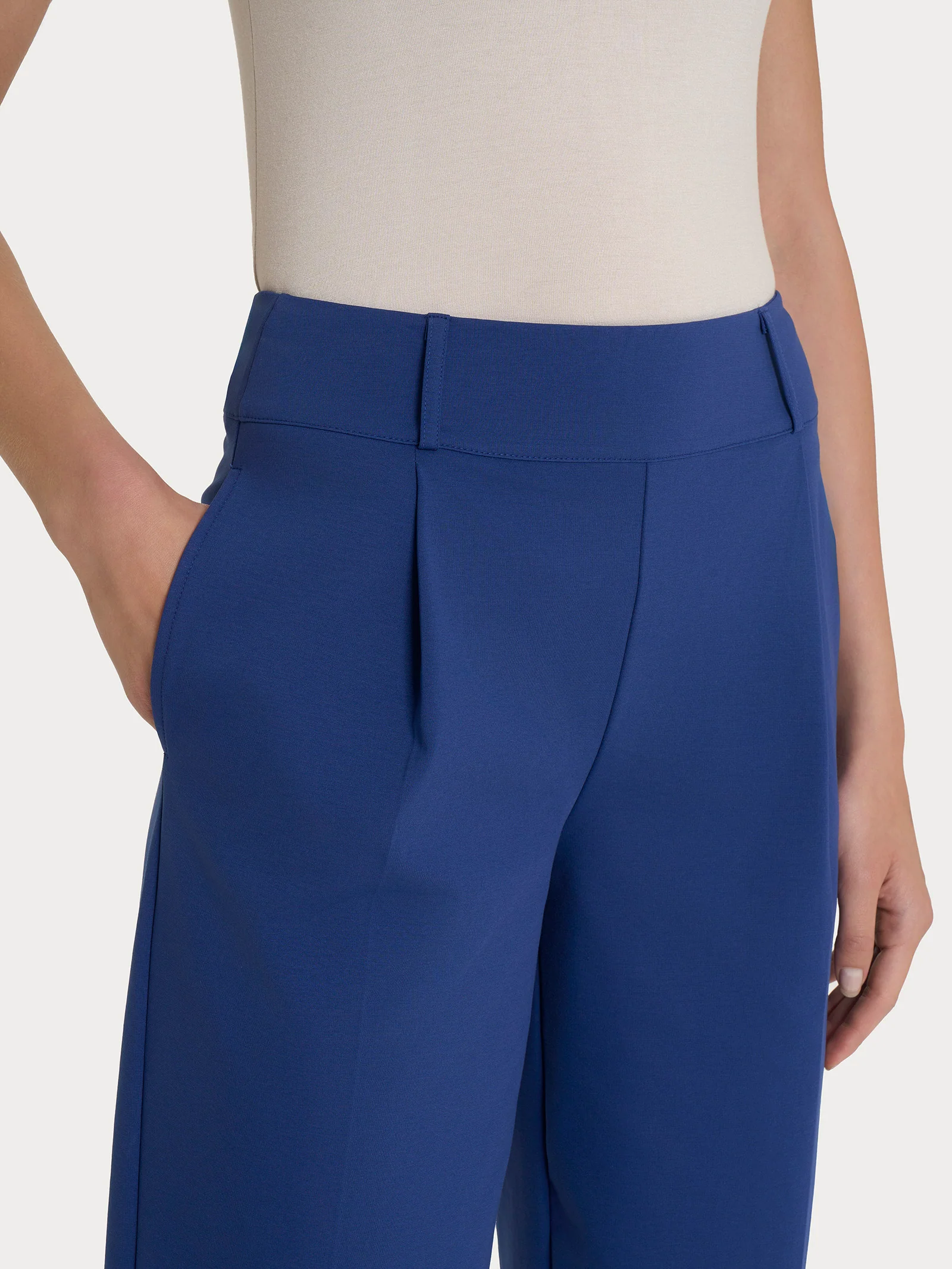 Pantalone a carota con tasche in Compact Light - Blueberry - Image 3