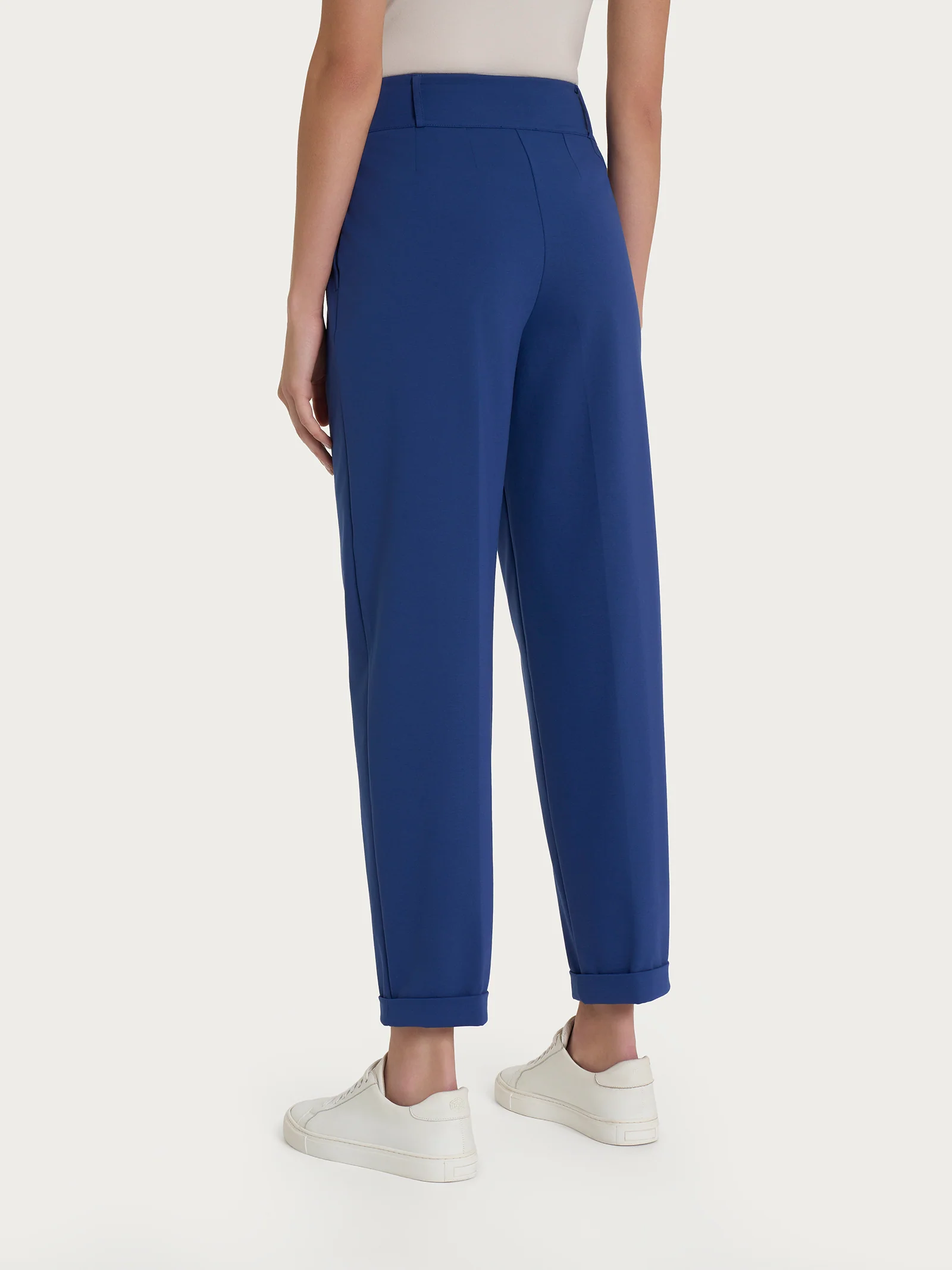 Pantalone a carota con tasche in Compact Light - Blueberry - Image 5
