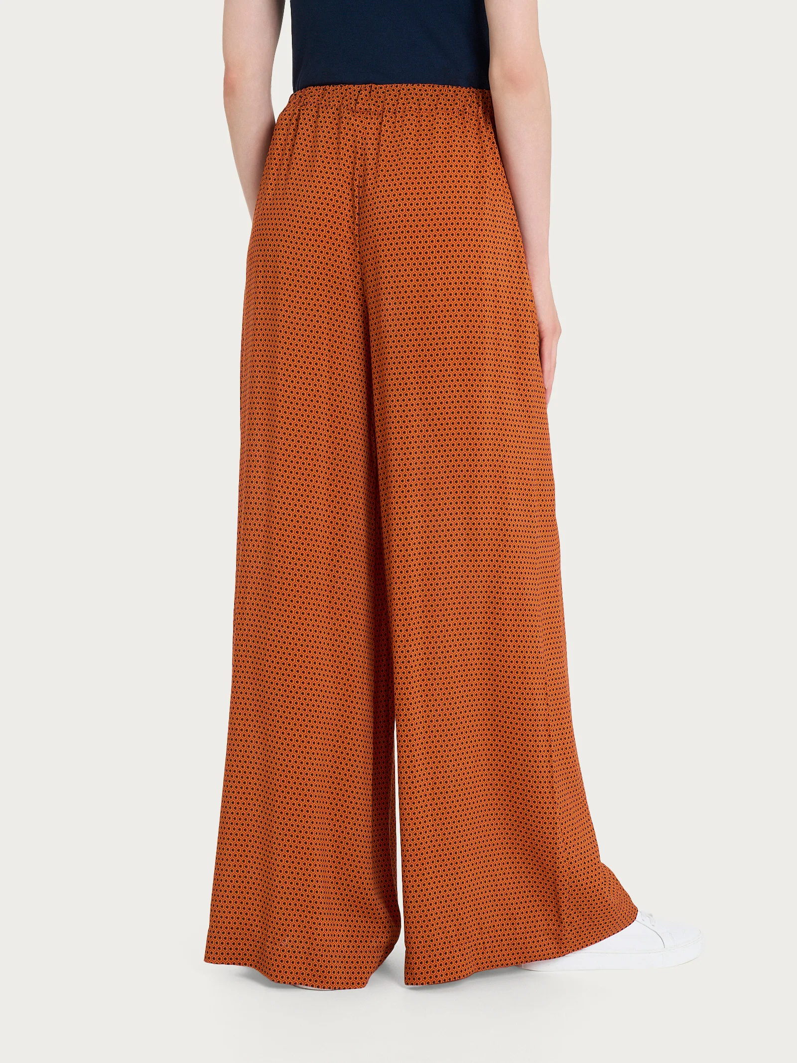 Pantalone a palazzo con tasche e hexagon pattern in Ecoseta - Fant. Red Ochre - Image 2
