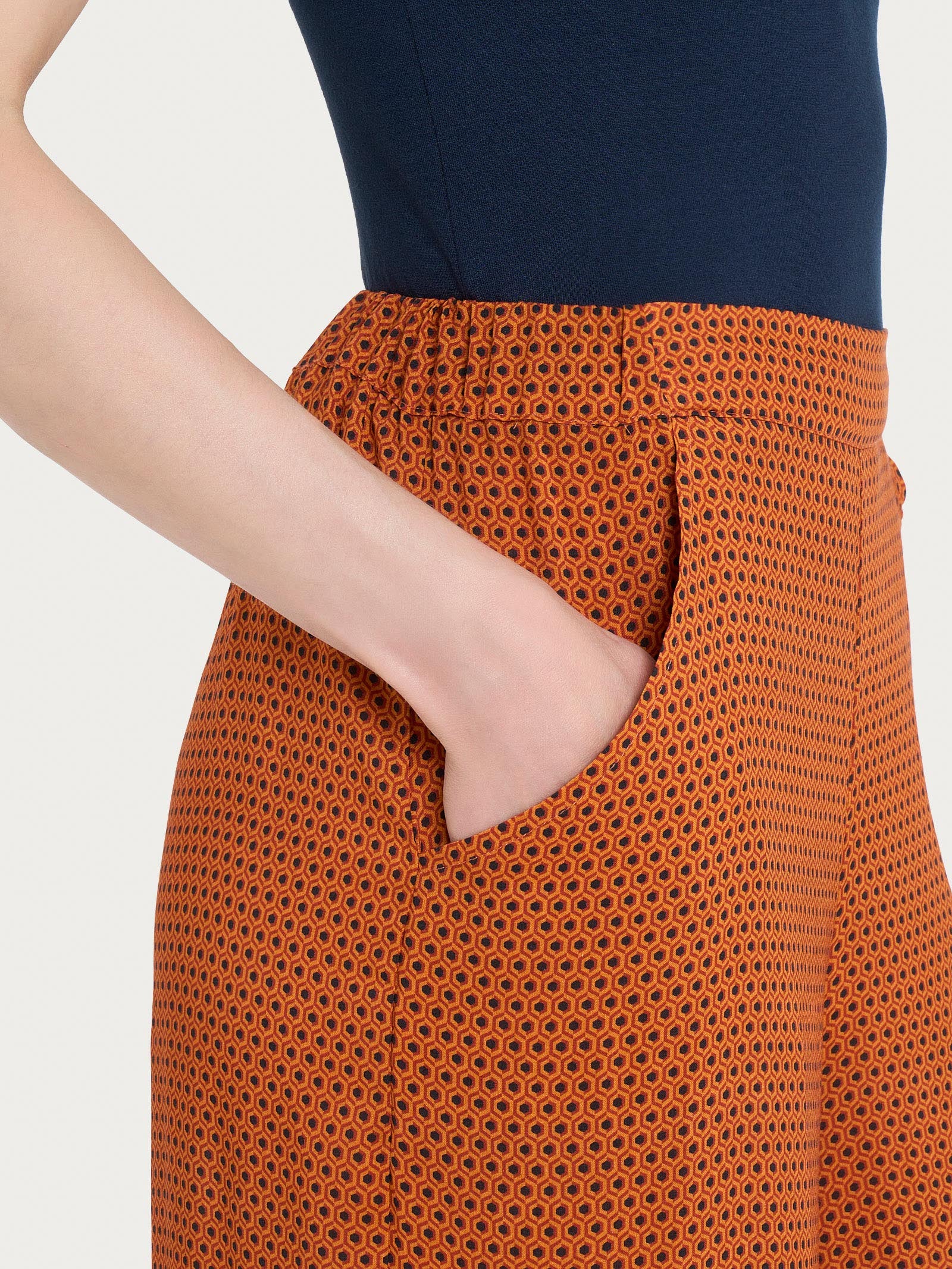 Pantalone a palazzo con tasche e hexagon pattern in Ecoseta - Fant. Red Ochre - Image 3