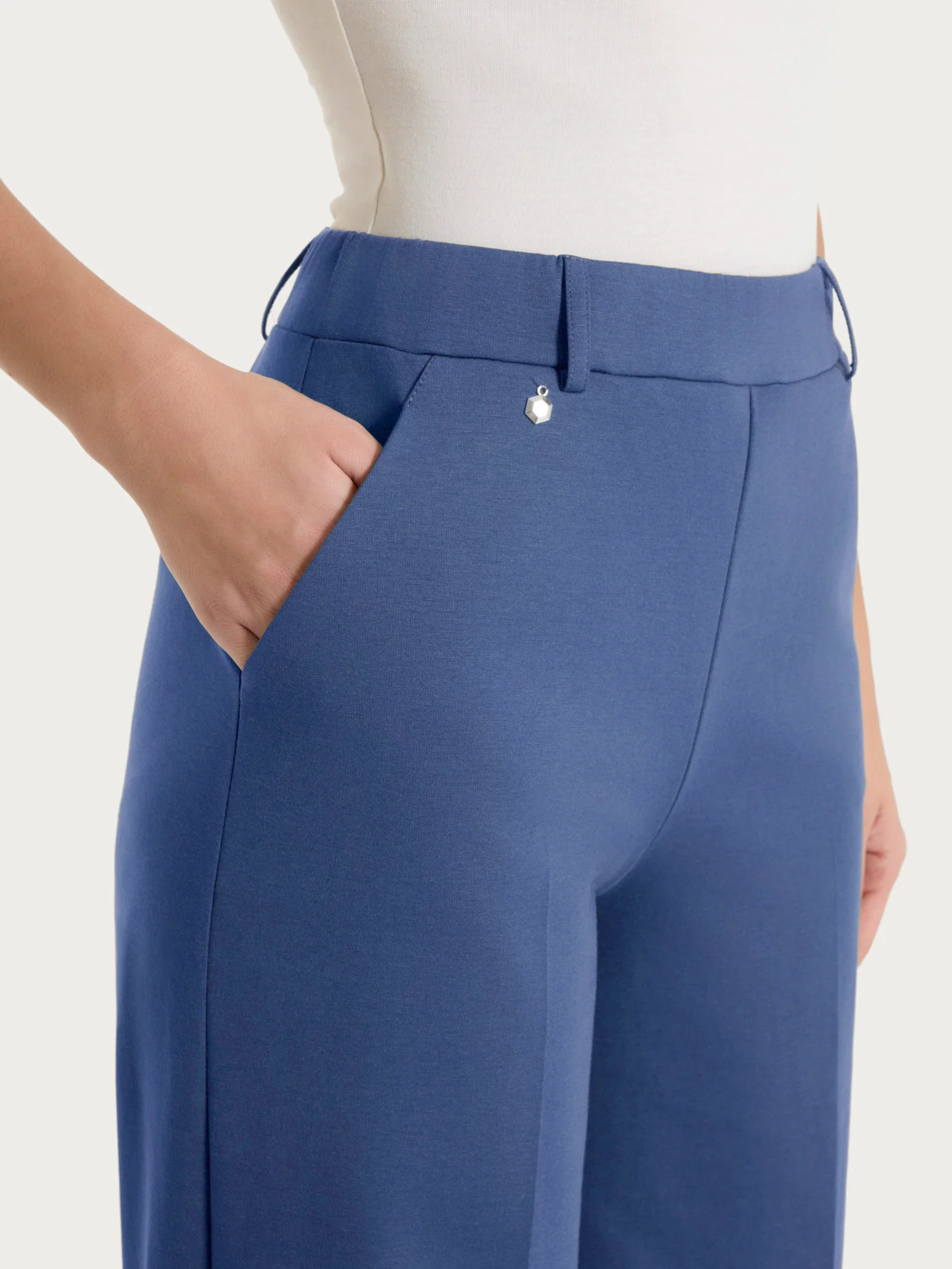 Pantalone a palazzo con tasche in Compact Light - Oceana - Image 4