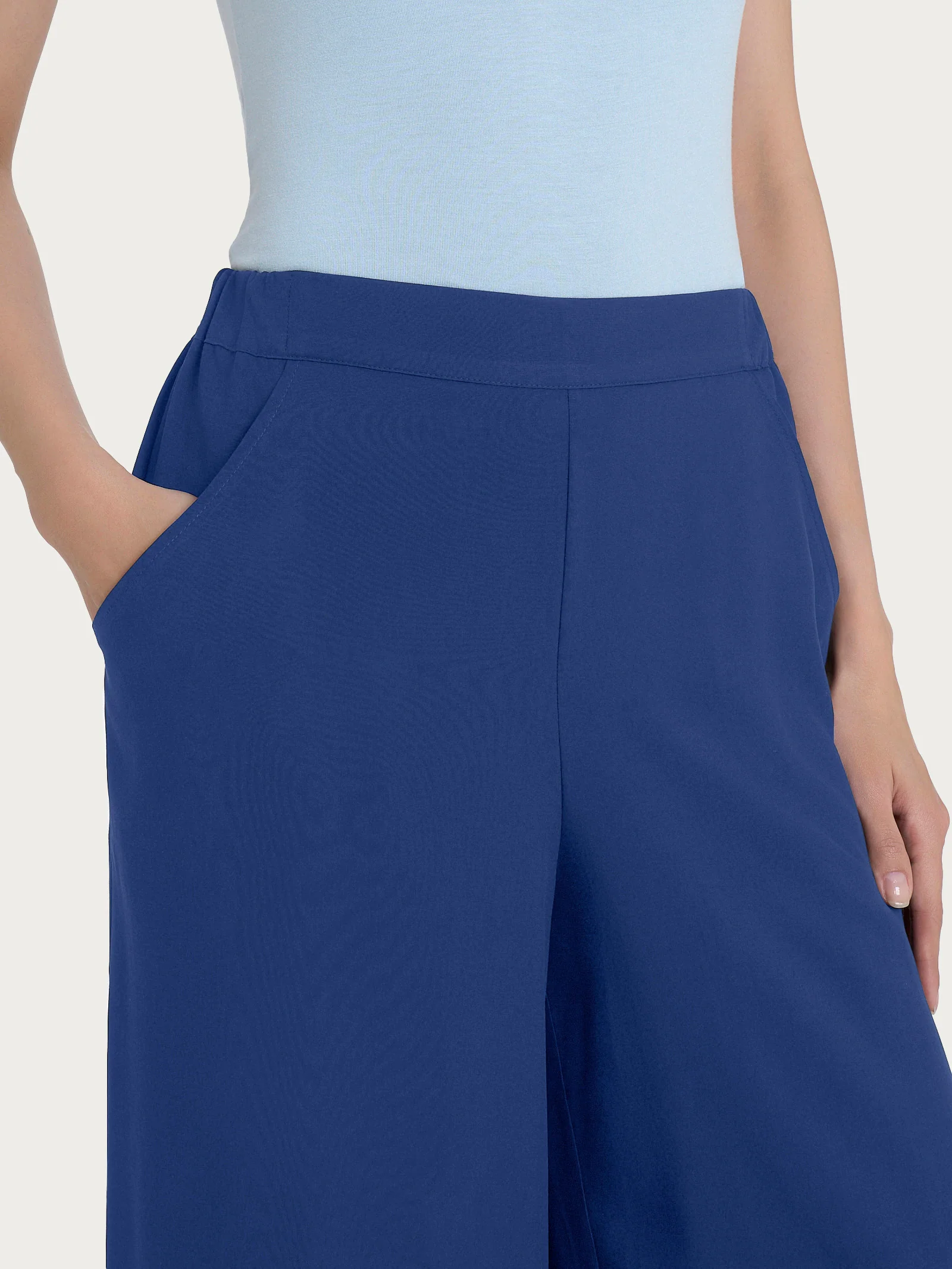 Pantalone a palazzo con tasche in Ecoseta - Blueberry - Image 3