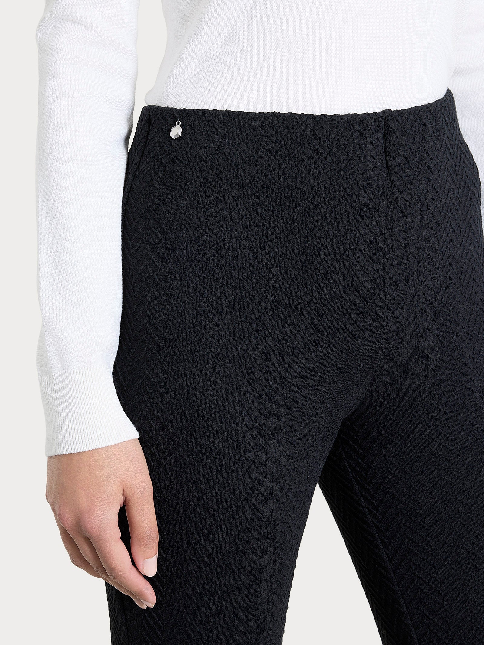 Pantalone a sigaretta con spacchetti in Eco Jacquard - Nero - Image 3