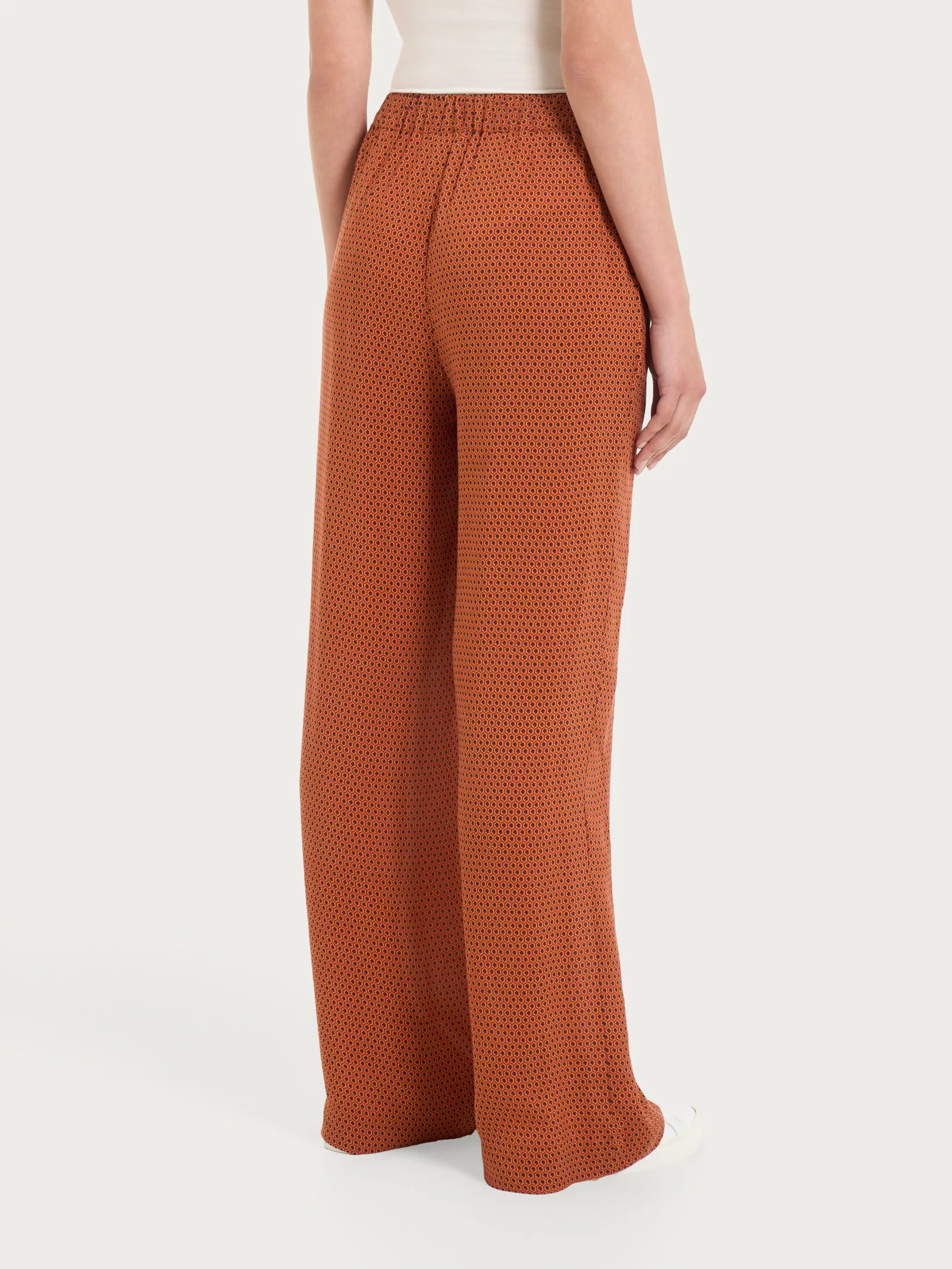 Pantalone ampio con tasche e hexagon pattern in Ecoseta - Fant. Red Ochre - Image 2