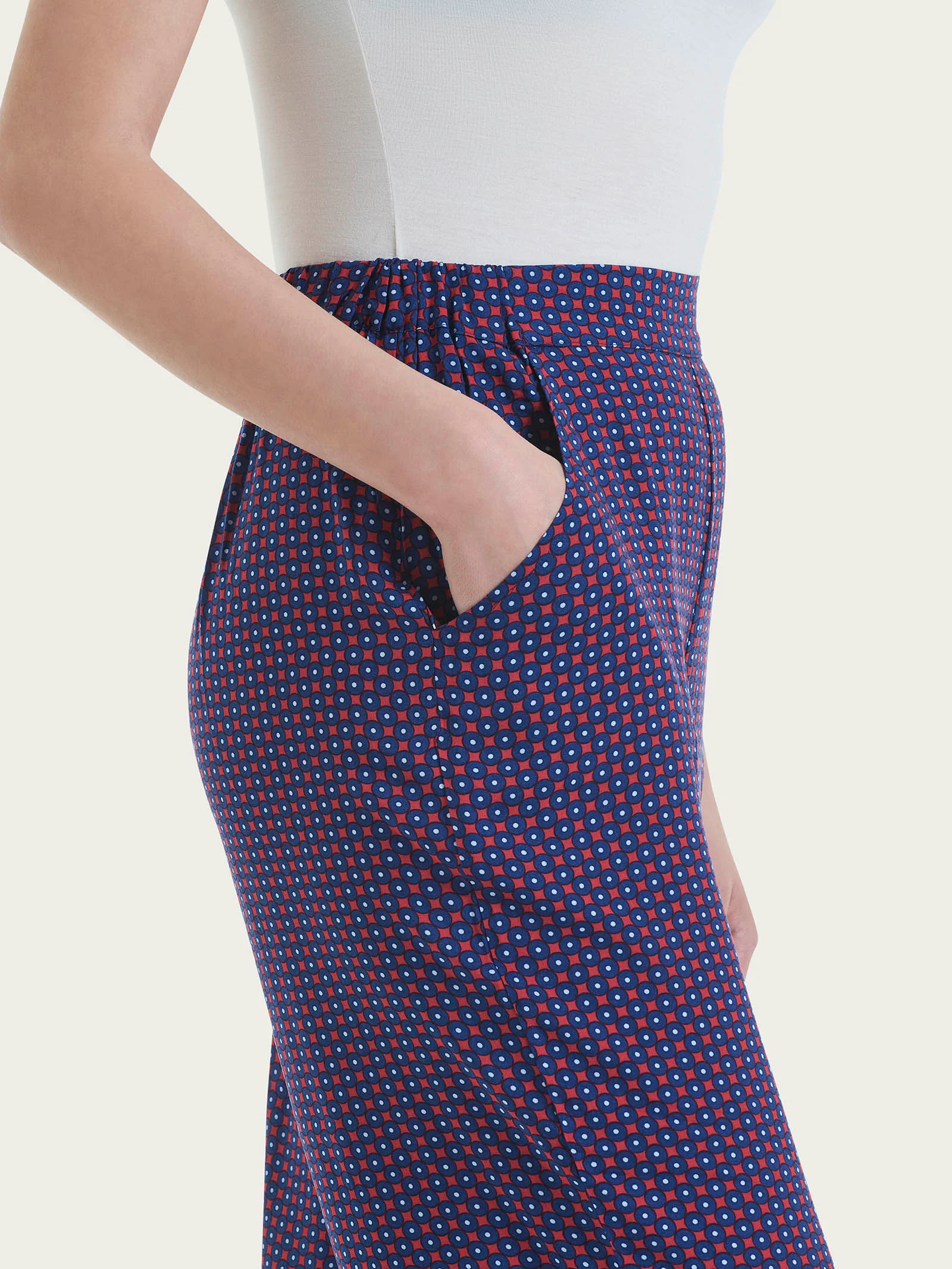 Pantalone ampio con tasche e micro pattern in Ecoseta - Fant. Salsa - Image 3