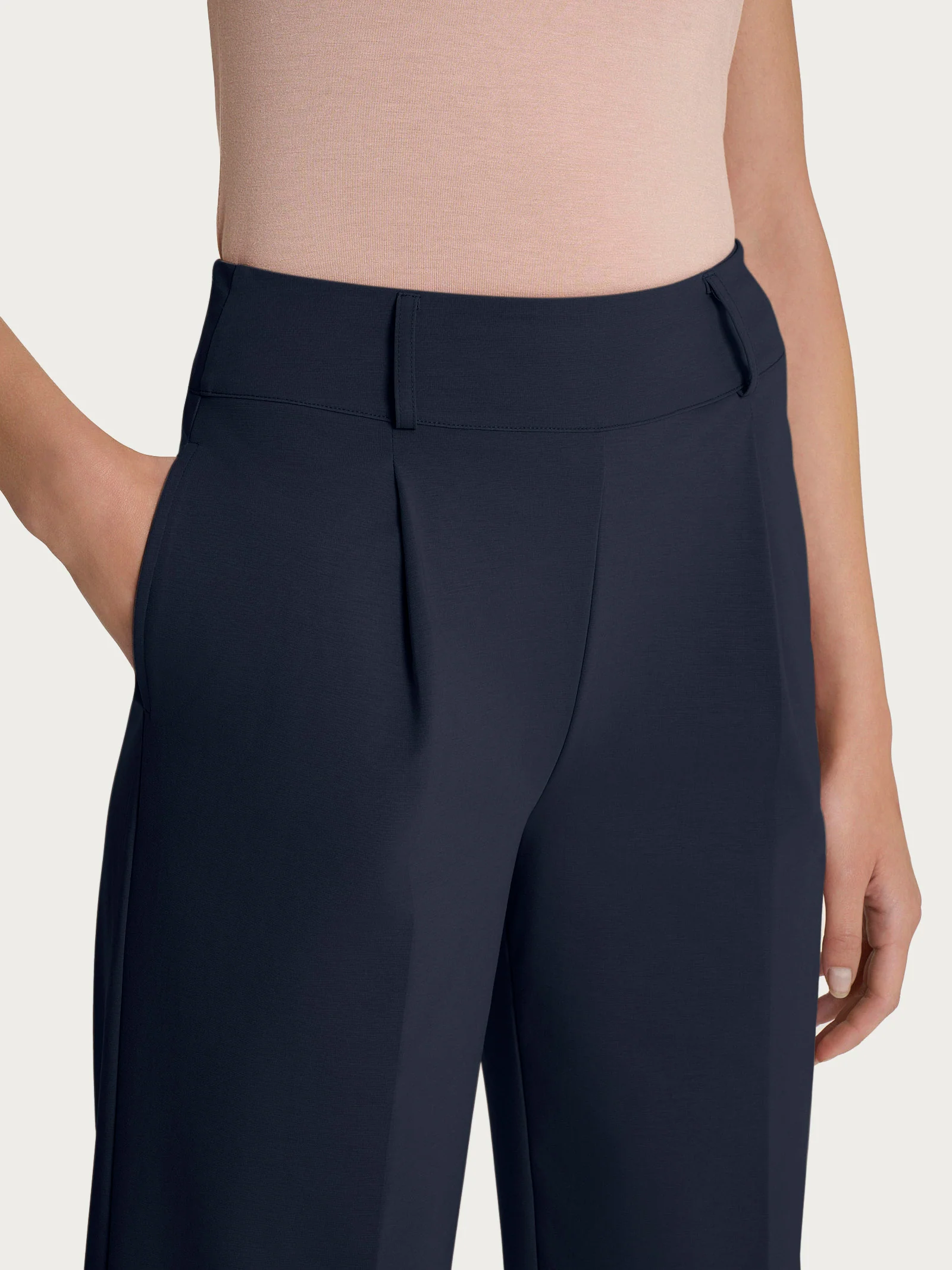 Pantalone ampio con tasche e pinces in Compact Light - Bleu - Image 3