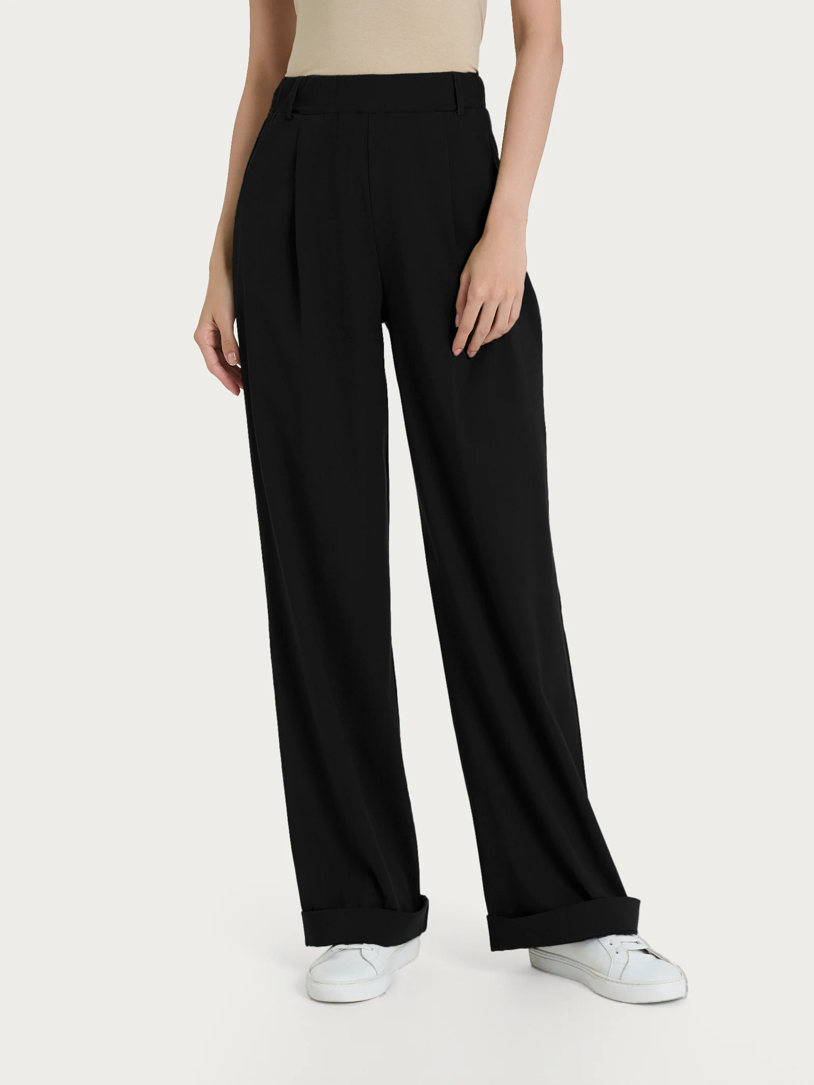 Pantalone ampio con tasche e pinces in Super Natural - Nero