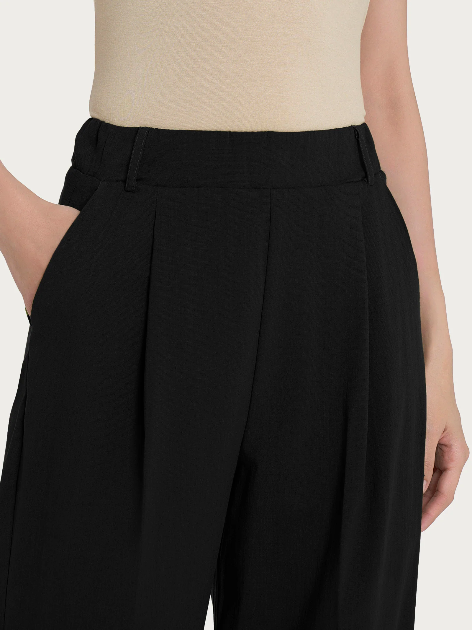 Pantalone ampio con tasche e pinces in Super Natural - Nero - Image 3