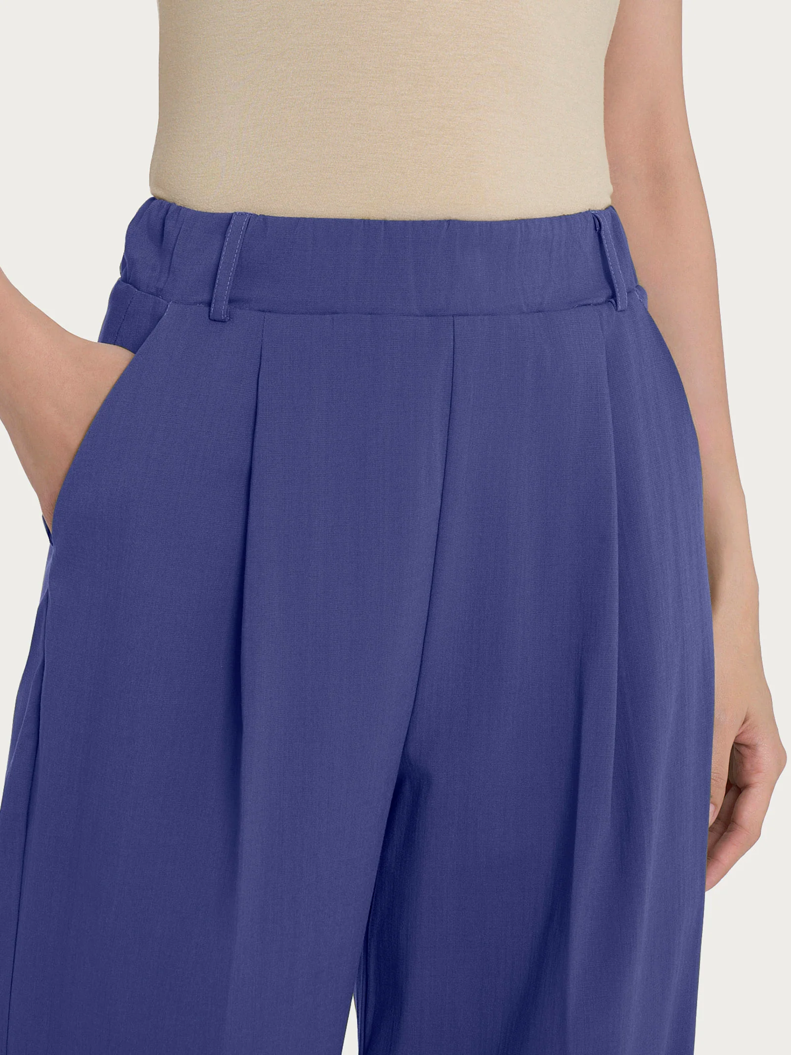 Pantalone ampio con tasche e pinces in Super Natural - Skipper Blue - Image 3
