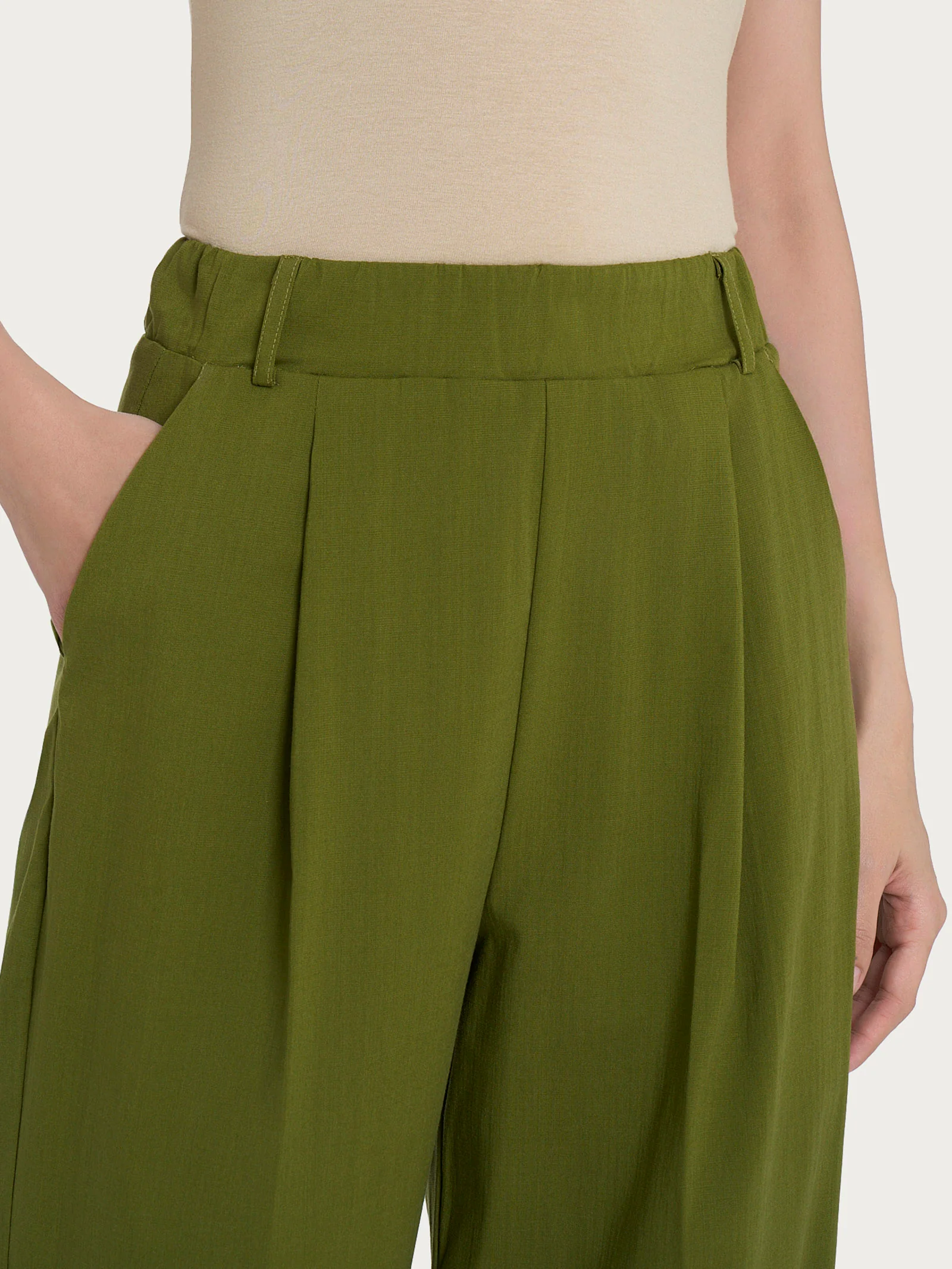 Pantalone ampio con tasche e pinces in Super Natural - Sphagnum - Image 7