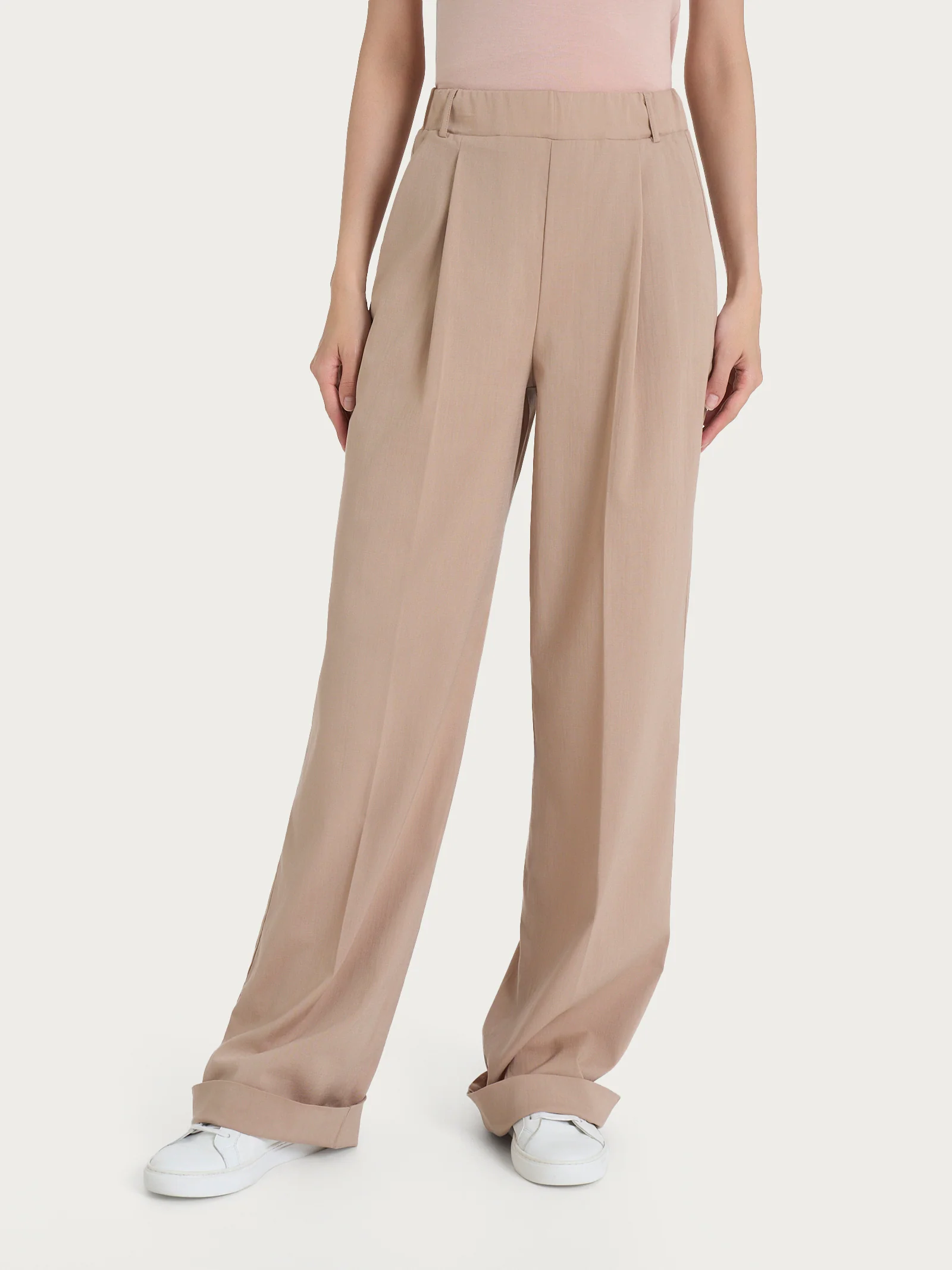 Pantalone ampio con tasche e pinces in Super Natural - Warm Taupe - Image 2
