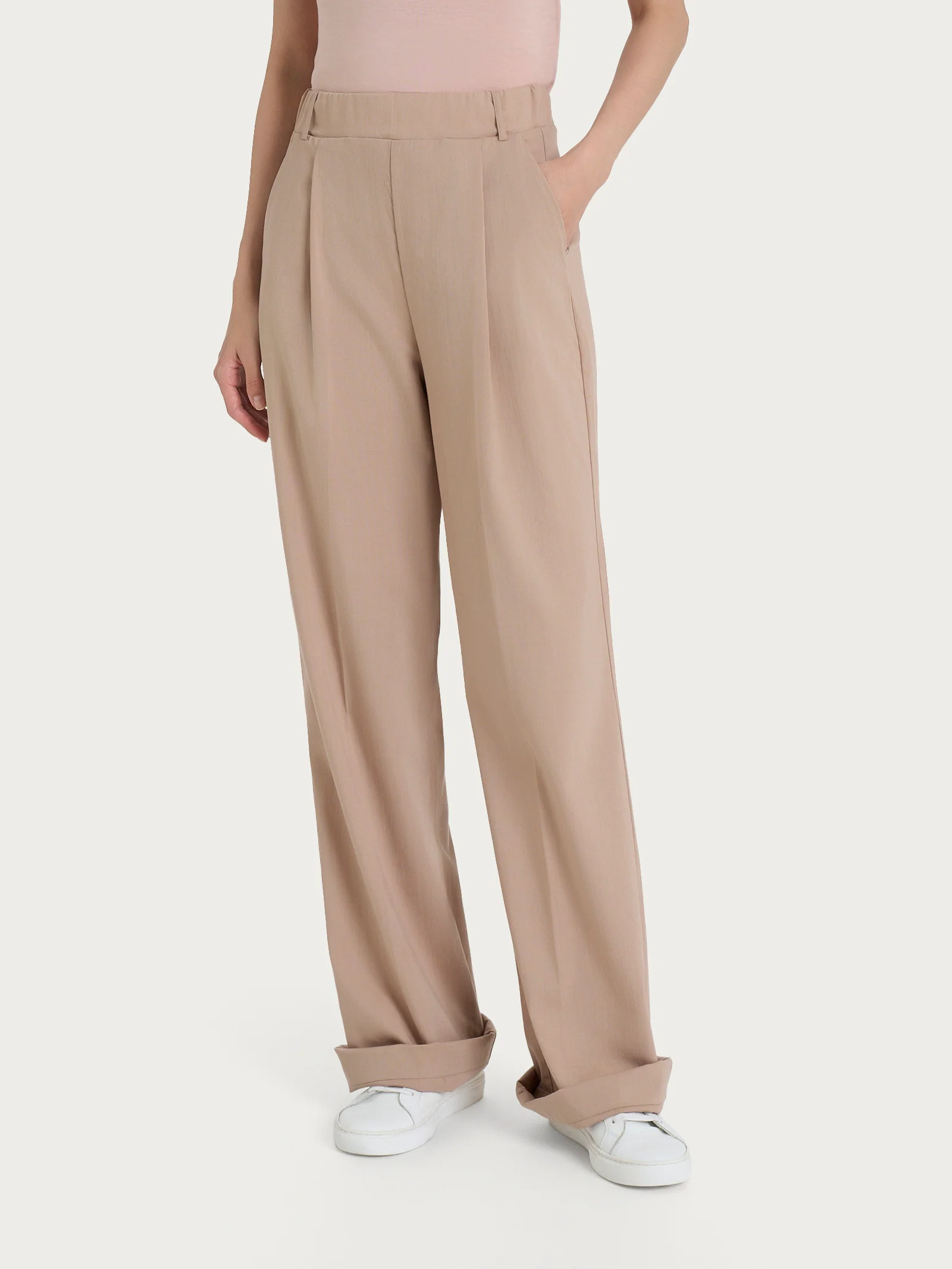 Pantalone ampio con tasche e pinces in Super Natural - Warm Taupe - Image 3