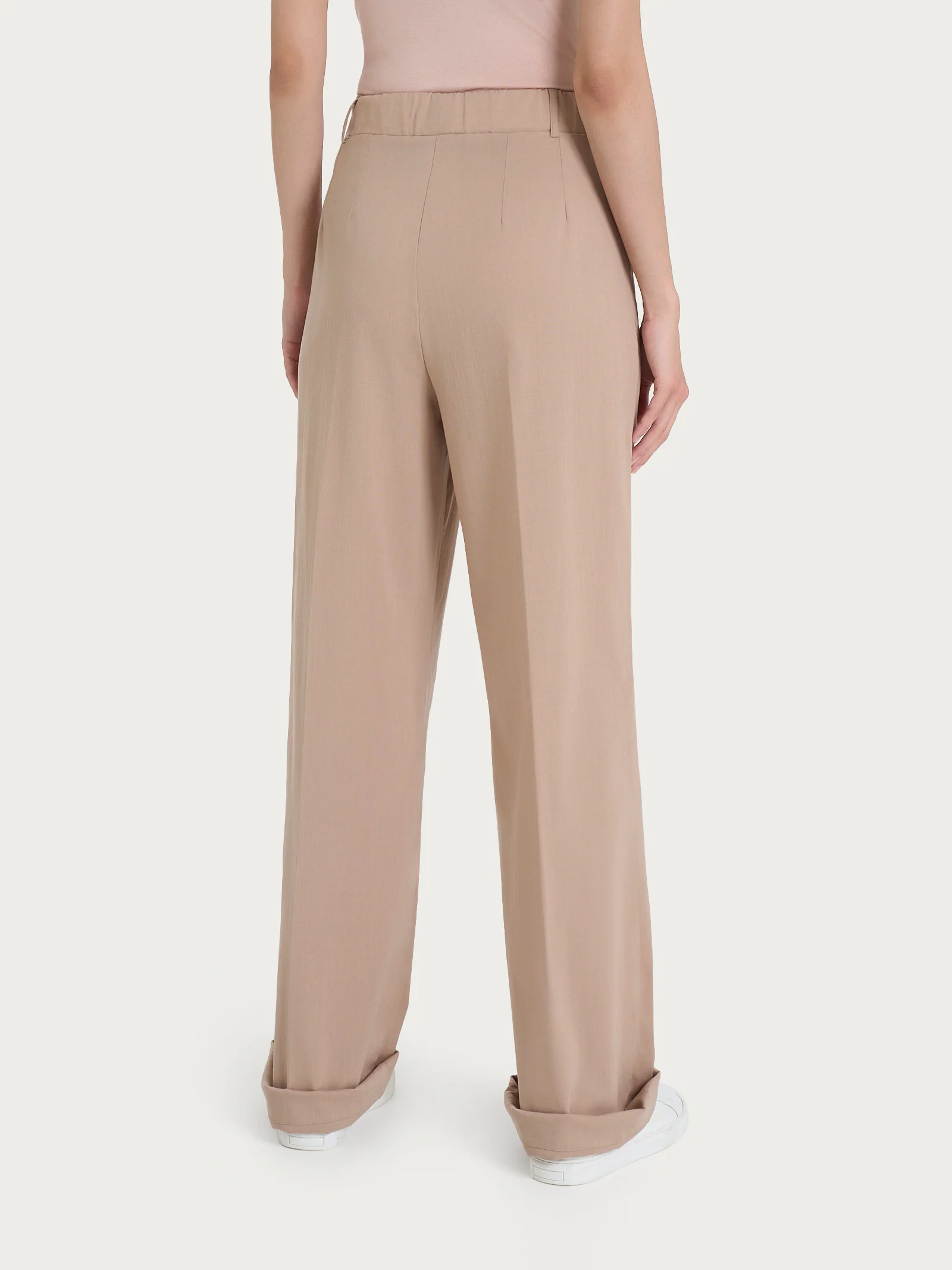 Pantalone ampio con tasche e pinces in Super Natural - Warm Taupe - Image 4