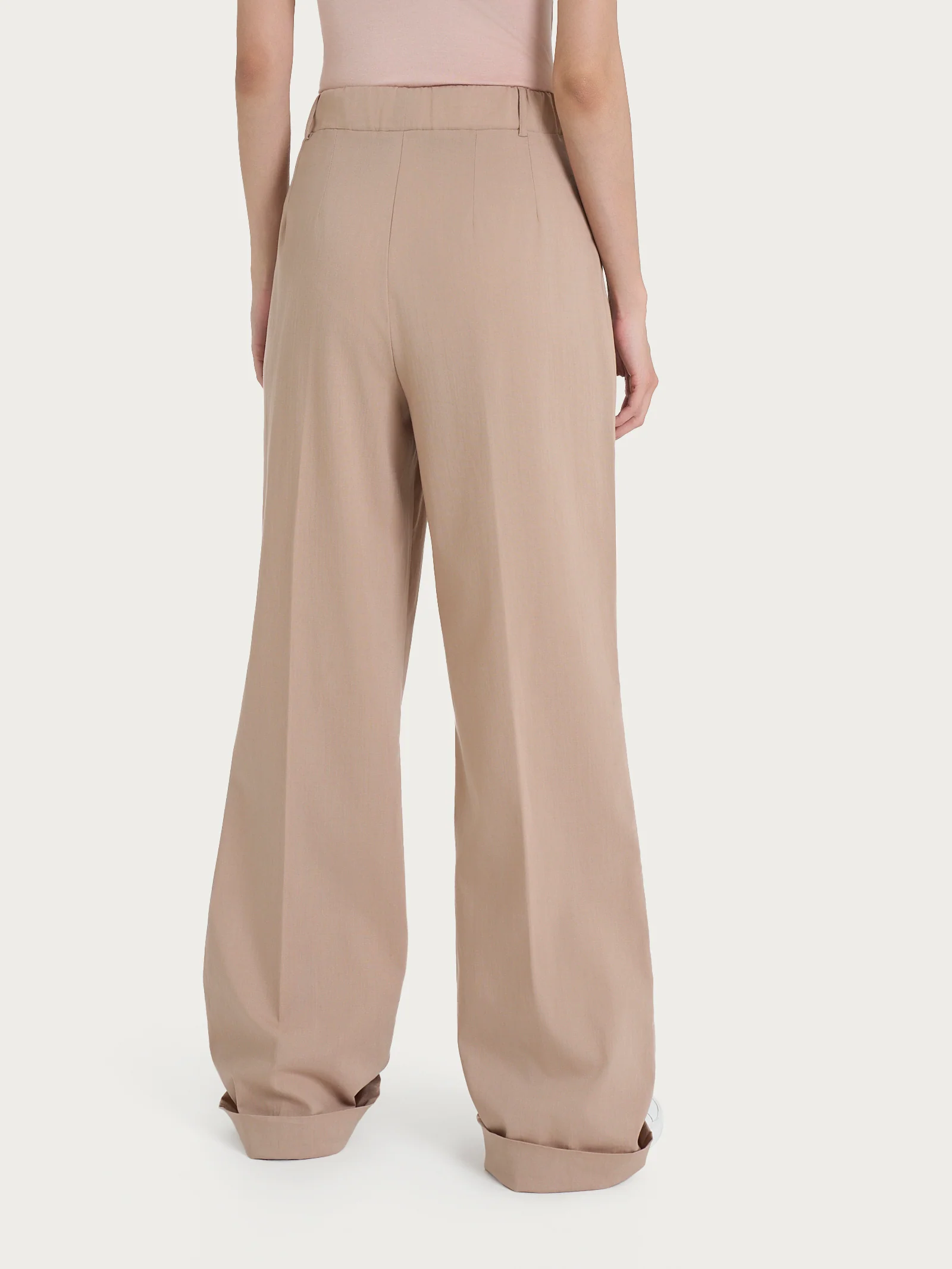 Pantalone ampio con tasche e pinces in Super Natural - Warm Taupe - Image 5