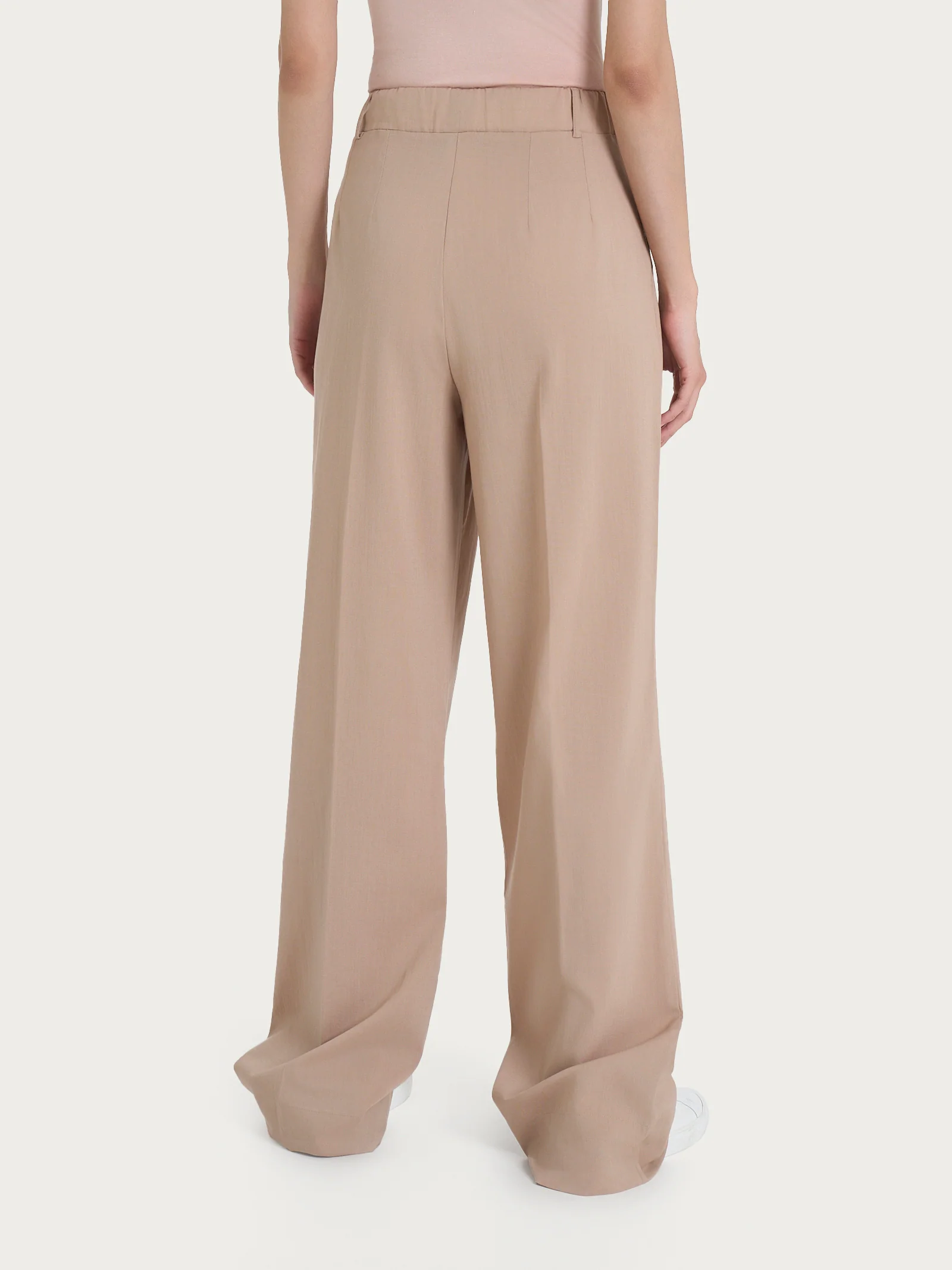 Pantalone ampio con tasche e pinces in Super Natural - Warm Taupe - Image 6