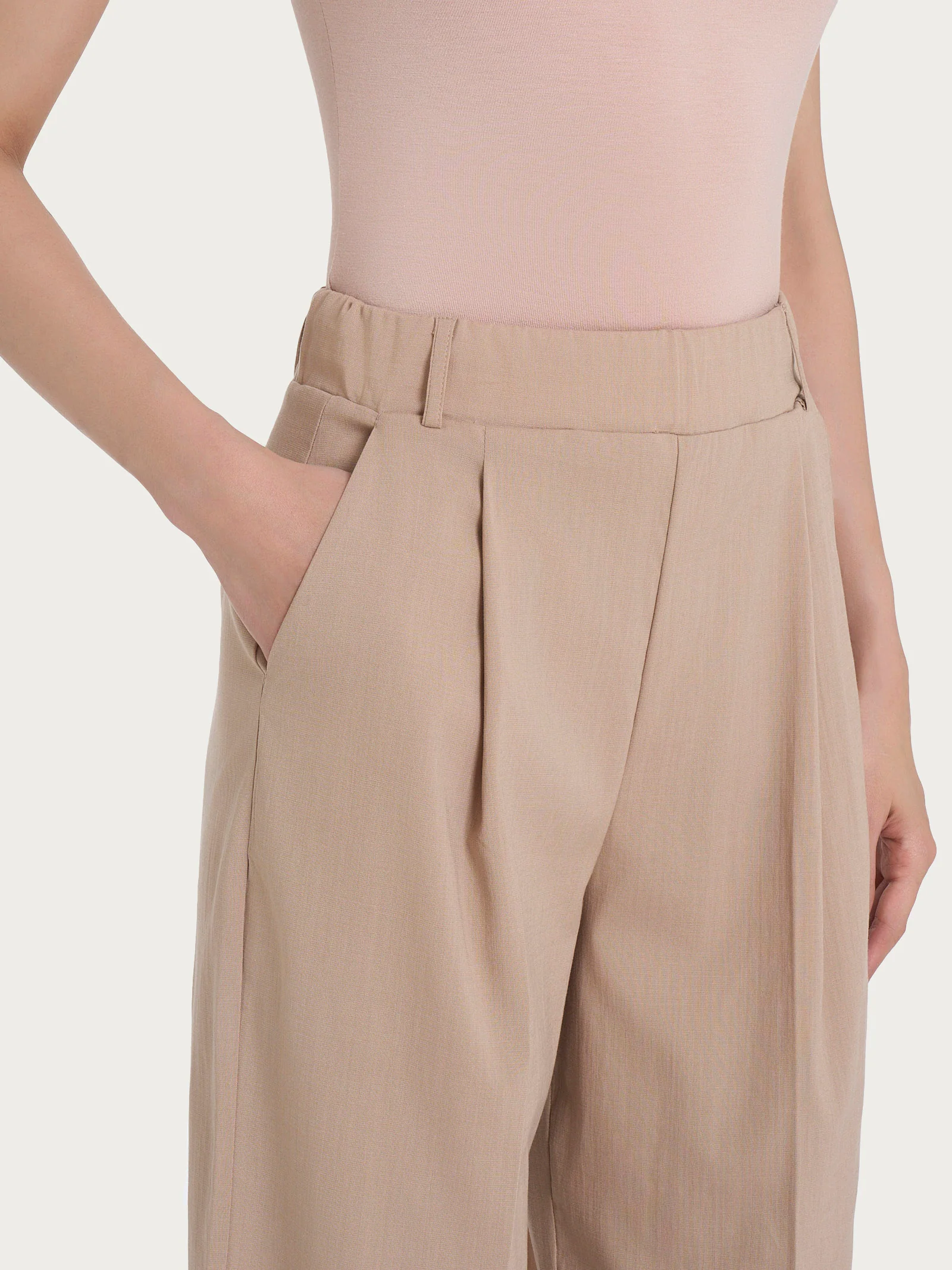 Pantalone ampio con tasche e pinces in Super Natural - Warm Taupe - Image 7
