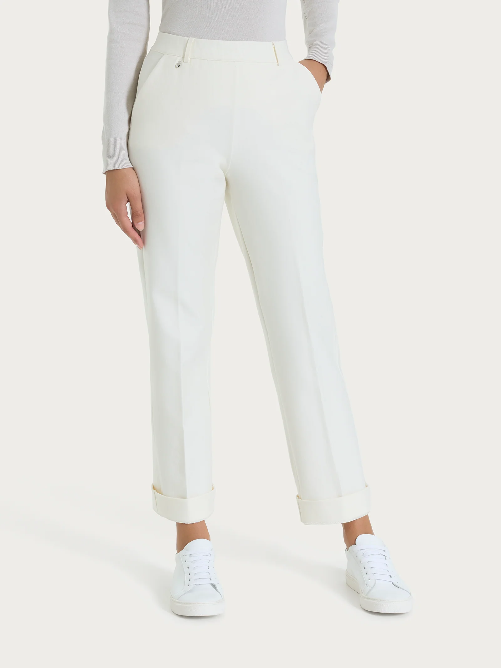 Pantalone ampio con tasche e risvolto in Compact - Avorio - Image 2